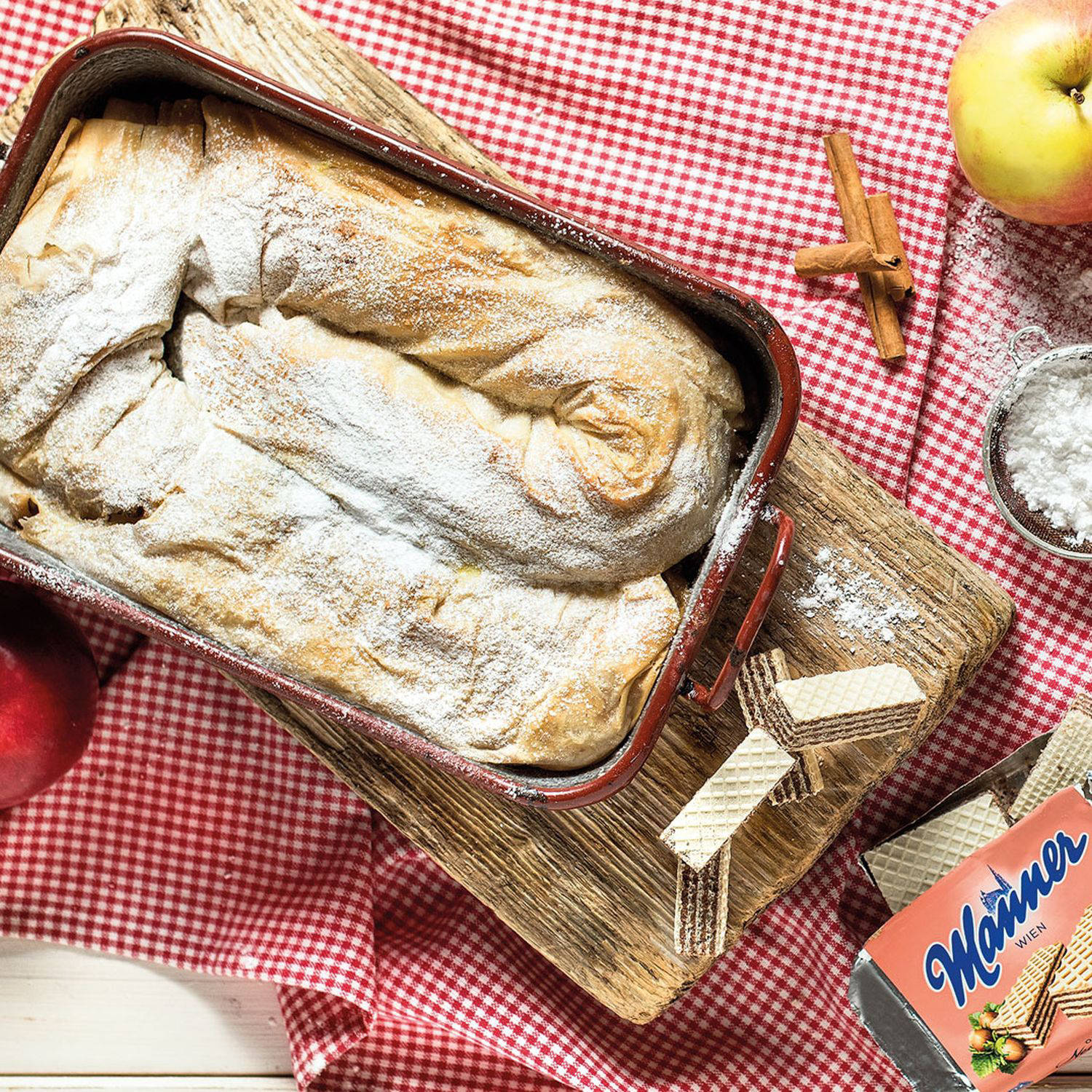 Serviervorschlag: Manner-Apfelstrudel