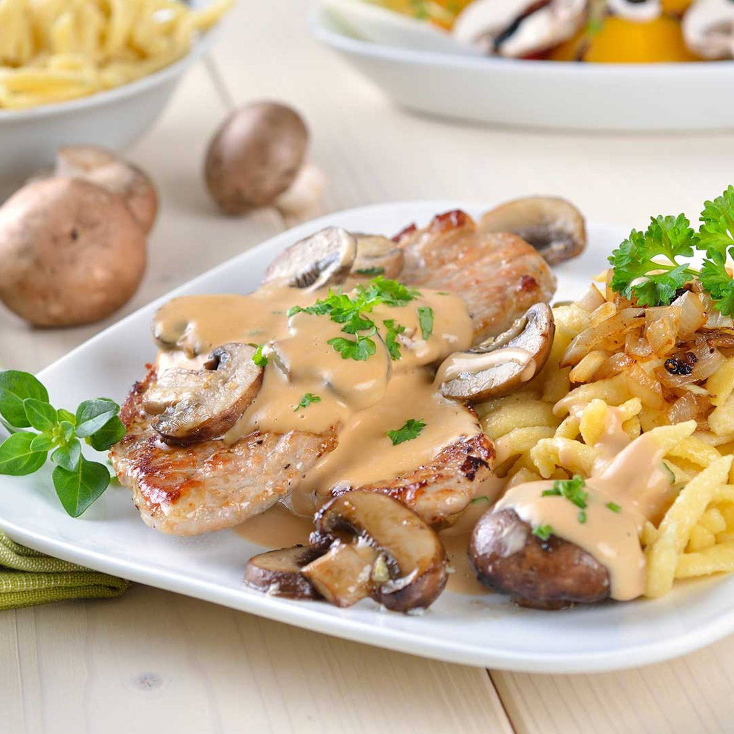 Serviervorschlag: Naturschnitzel mit Steinpilzsauce