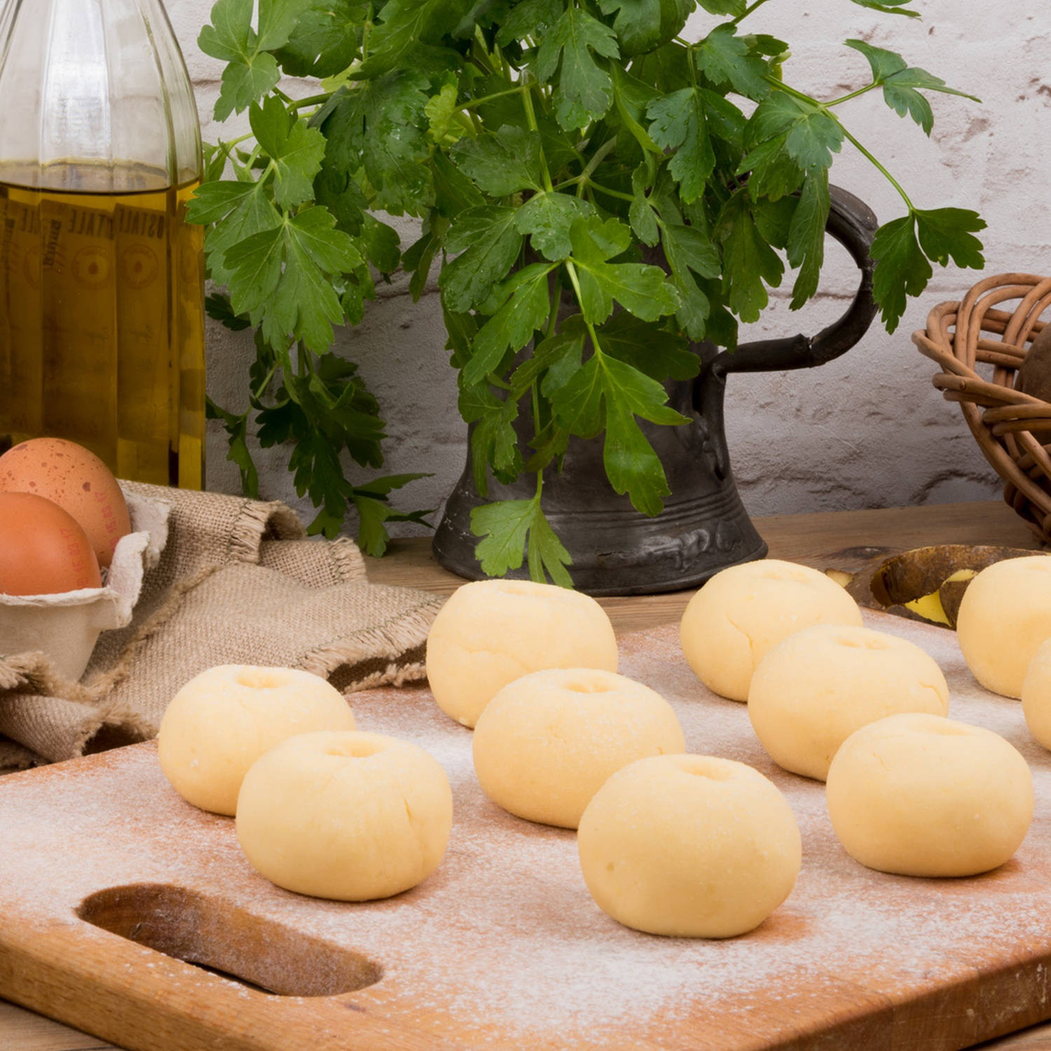 Serviervorschlag: Blunzenknödel auf warmem Speck-Krautsalat