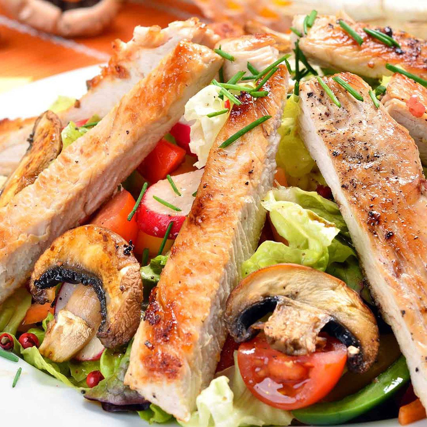 Serviervorschlag: Eisbergsalat mit Champignons und Putenstreifen