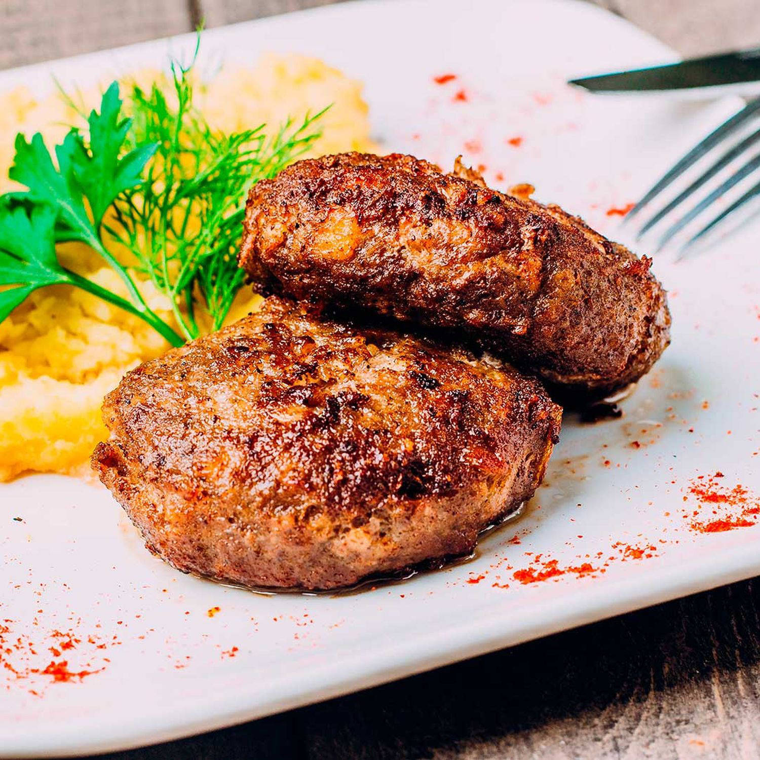 Serviervorschlag: Faschierter Braten mit Kartoffel-Karotten-Püree