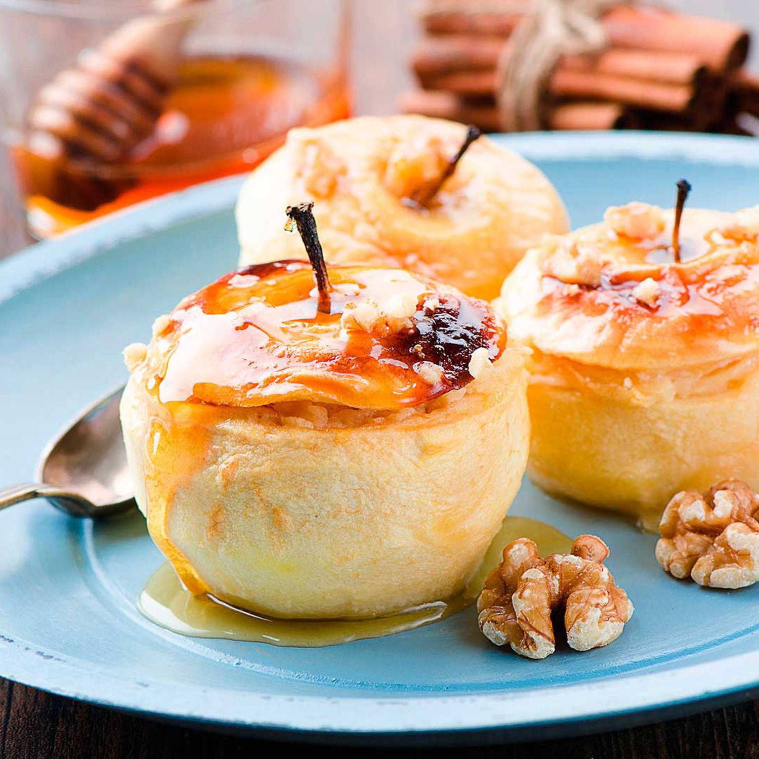 Serviervorschlag: Gebratener Apfel auf Honig-Zimt-Creme