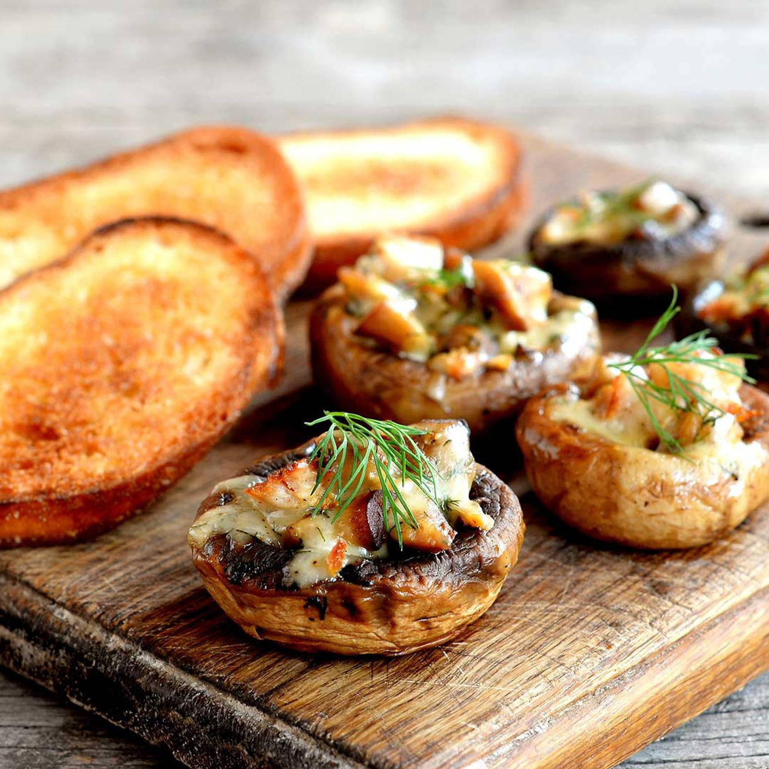 Serviervorschlag: Gefüllte Champignons mit Faschiertem