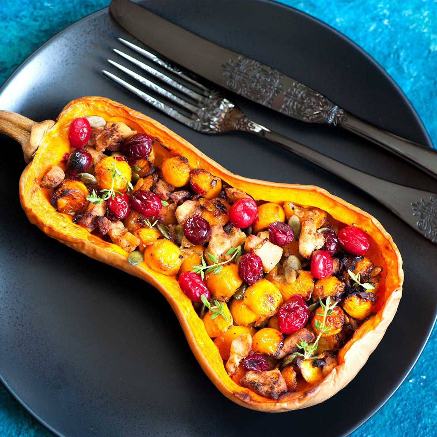 Serviervorschlag: Gefüllter Butternusskürbis mit Linsen, Cranberries und Spinat
