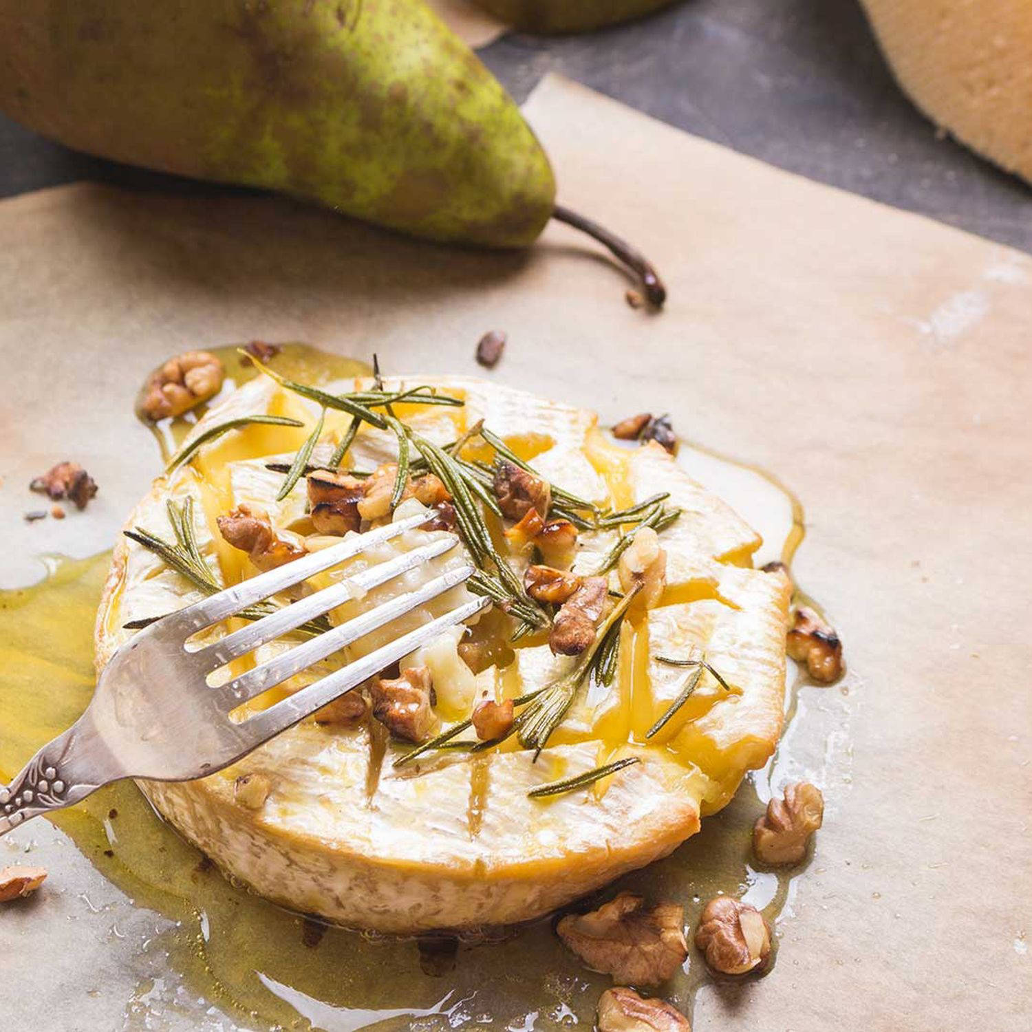Gegrillter Camembert auf Birnen-Blattsalat