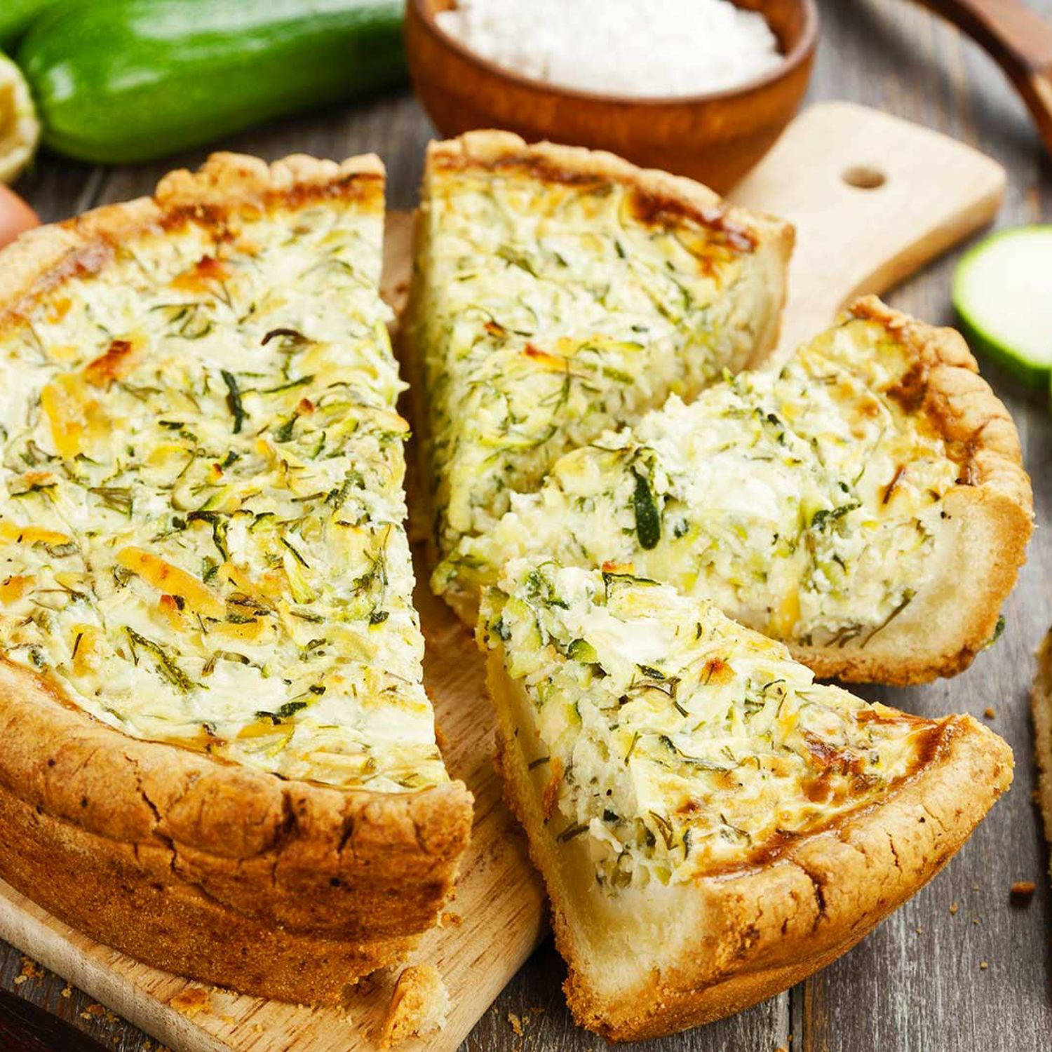 Serviervorschlag: Gemüsekuchen mit Wildkräutern