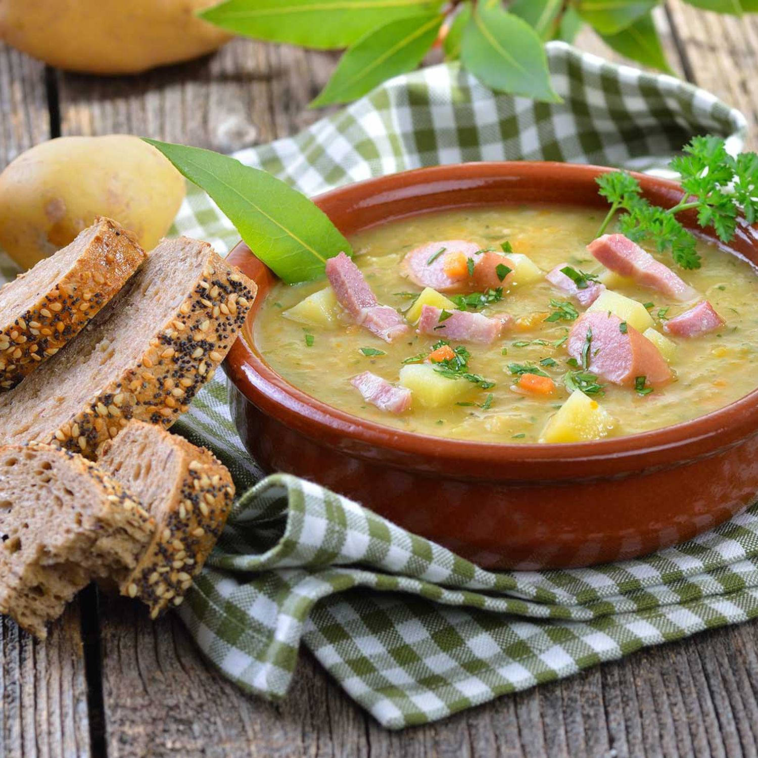 Serviervorschlag: Kartoffel-Eintopf mit Speck und Frankfurter