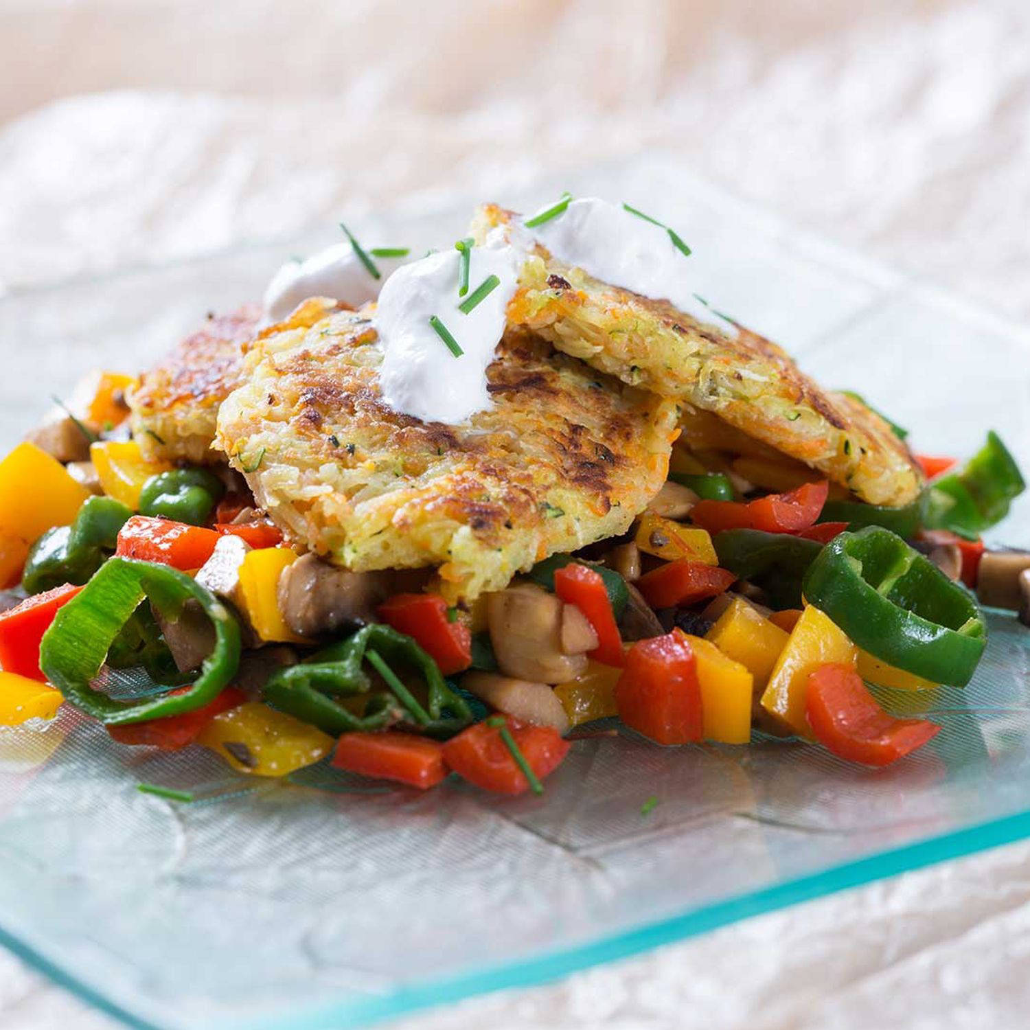 Serviervorschlag: Kartoffelpuffer mit Paprika-Zwiebel-Ragout