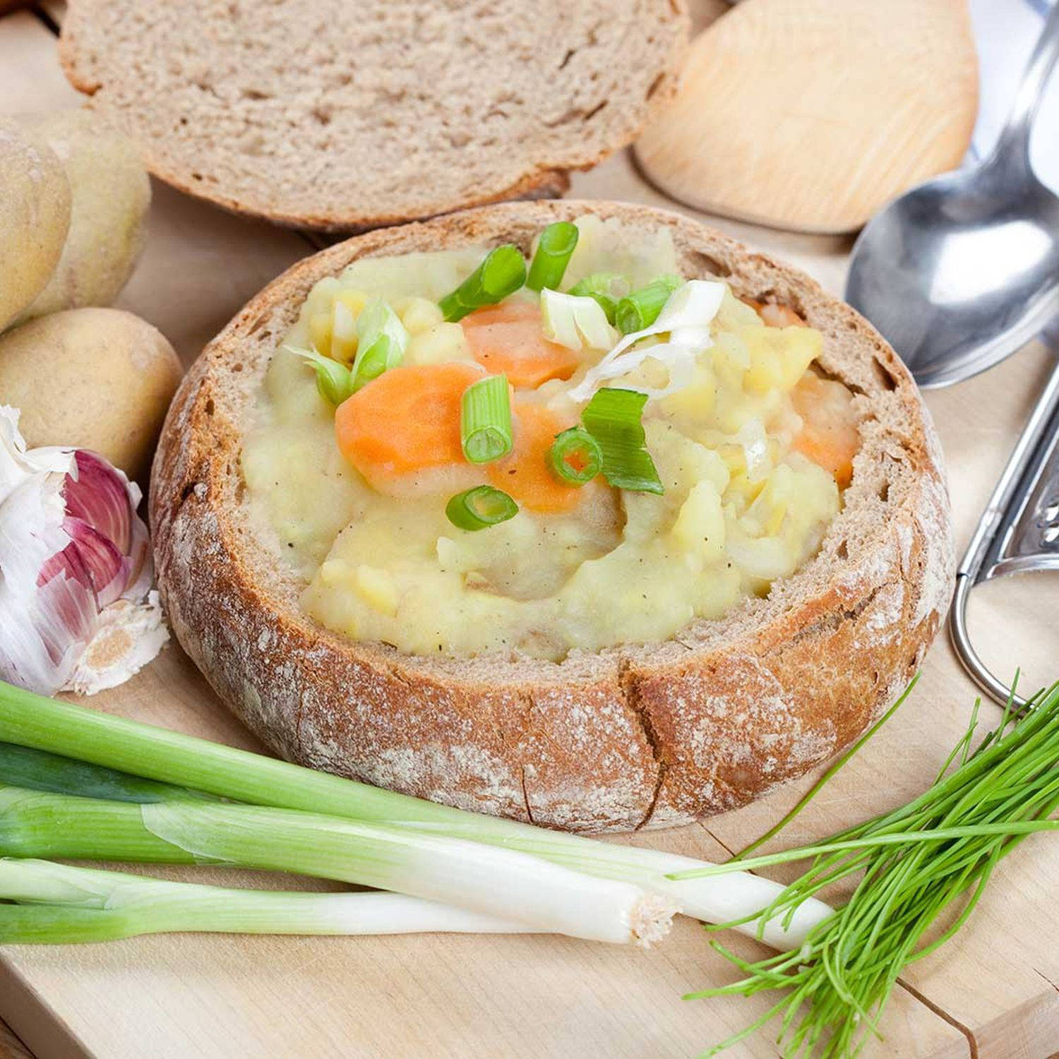 Serviervorschlag: Kartoffelsuppe im Brotlaib mit Croûtons