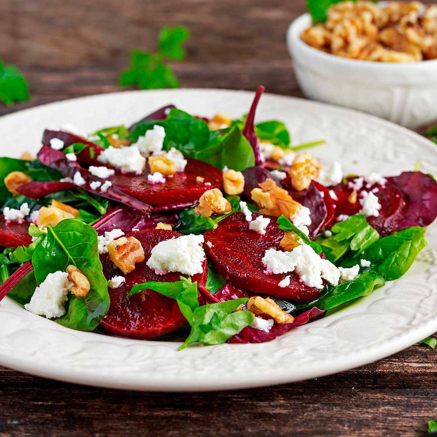 Serviervorschlag: Rote-Rüben-Salat mit Frischkäse auf Rösti und Vogerlsalat