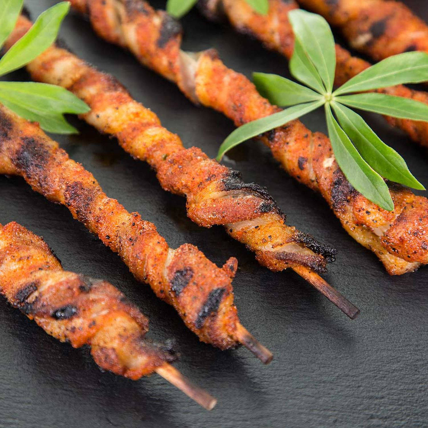 Serviervorschlag: Schweinebauchfackeln mit Knoblauch-Dip