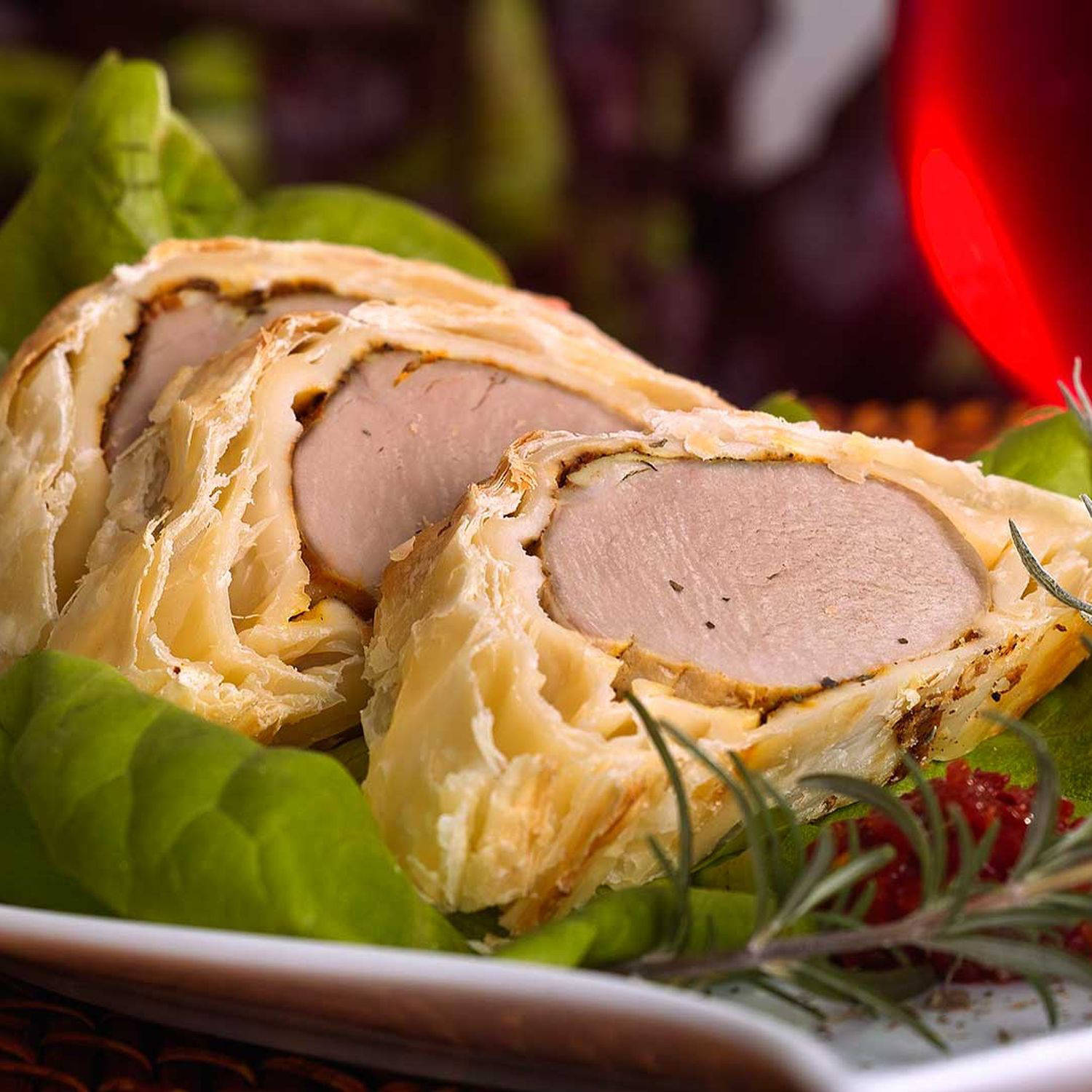 Serviervorschlag: Schweinefilets im Blätterteig, Kräutersauce und Kürbisrisotto