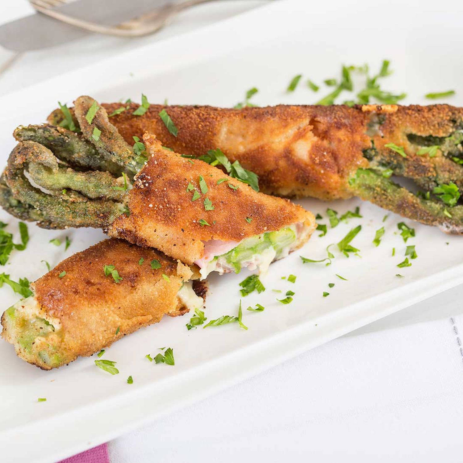 Serviervorschlag: Spargel-Cordon-bleu mit Kren-Remoulade