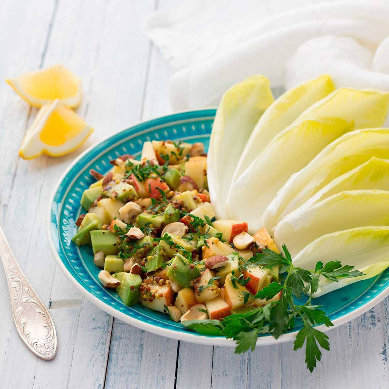 Chicorée-Salat mit Apfel, Avocado und Walnüssen