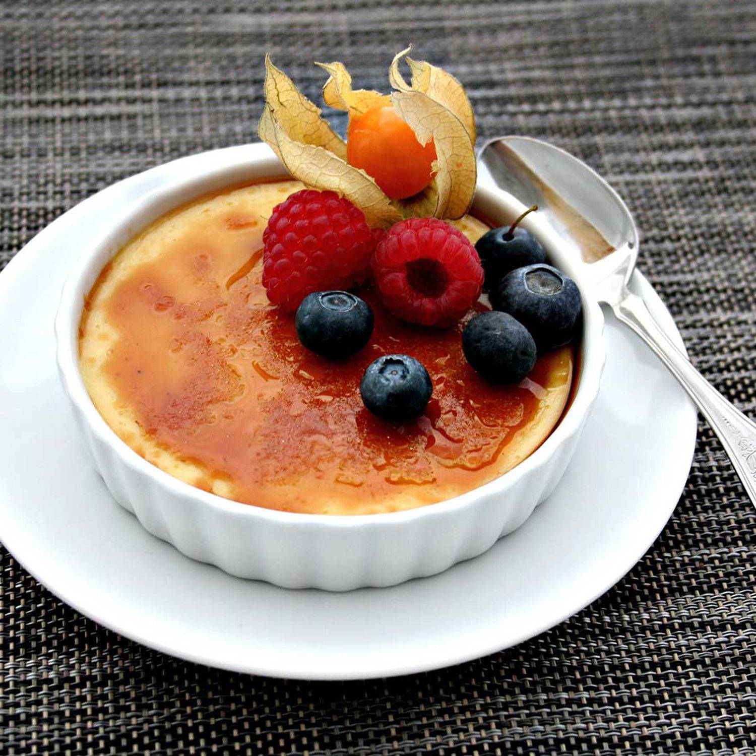 Serviervorschlag: Eierlikör-Crème brûlée
