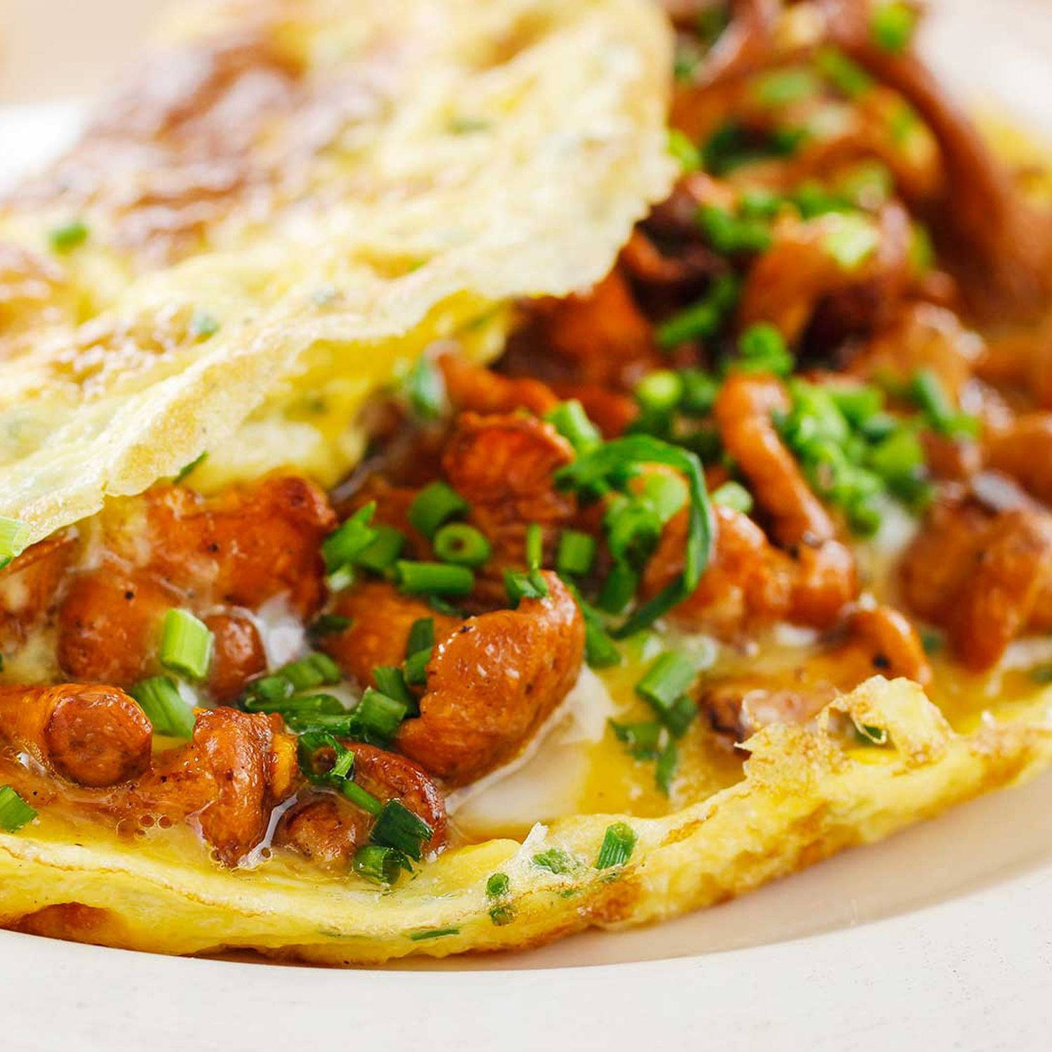 Serviervorschlag: Palatschinken gefüllt mit Eierschwammerl und gebratenem Schweinefilet