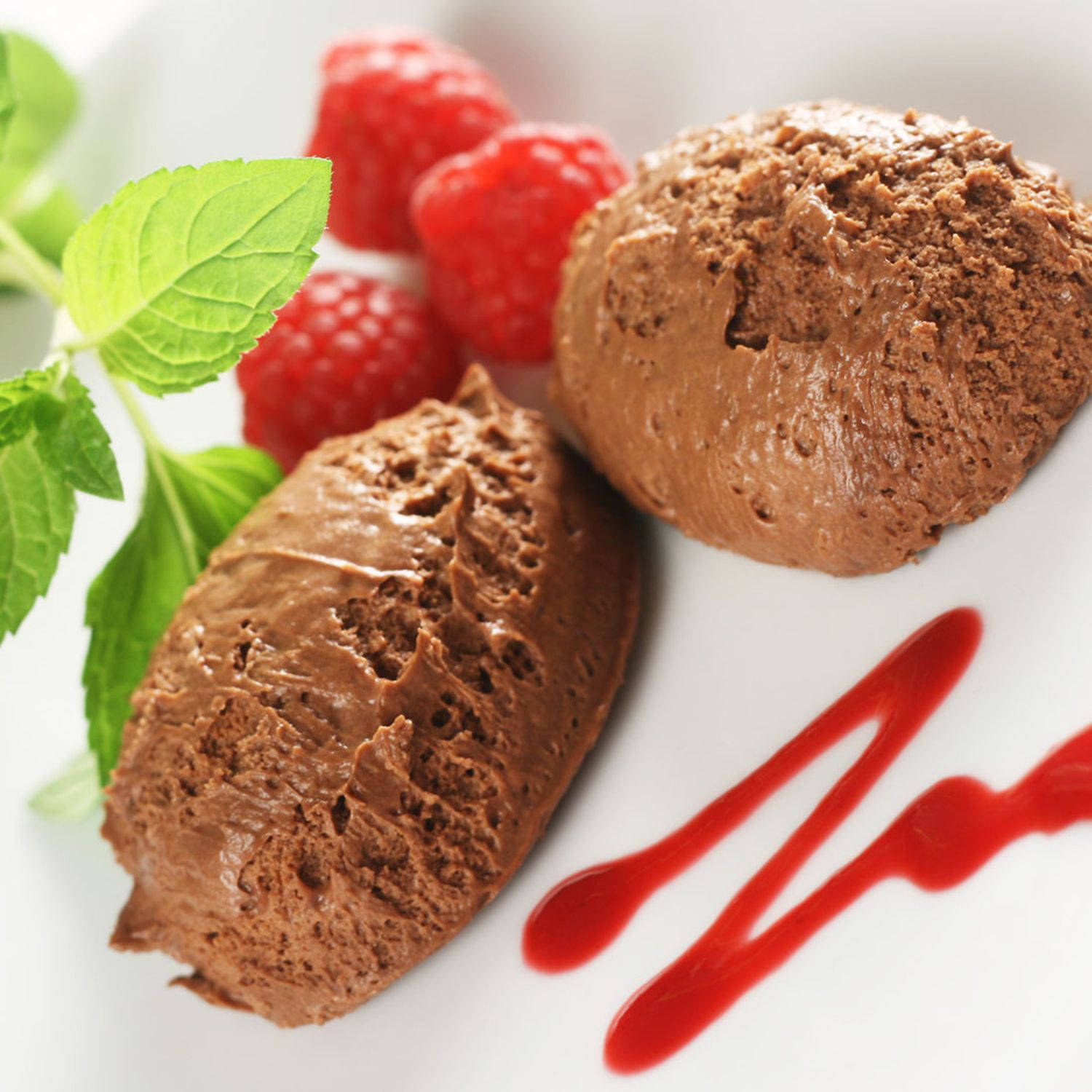Serviervorschlag: Schokoladenmousse mit Himbeerkompott