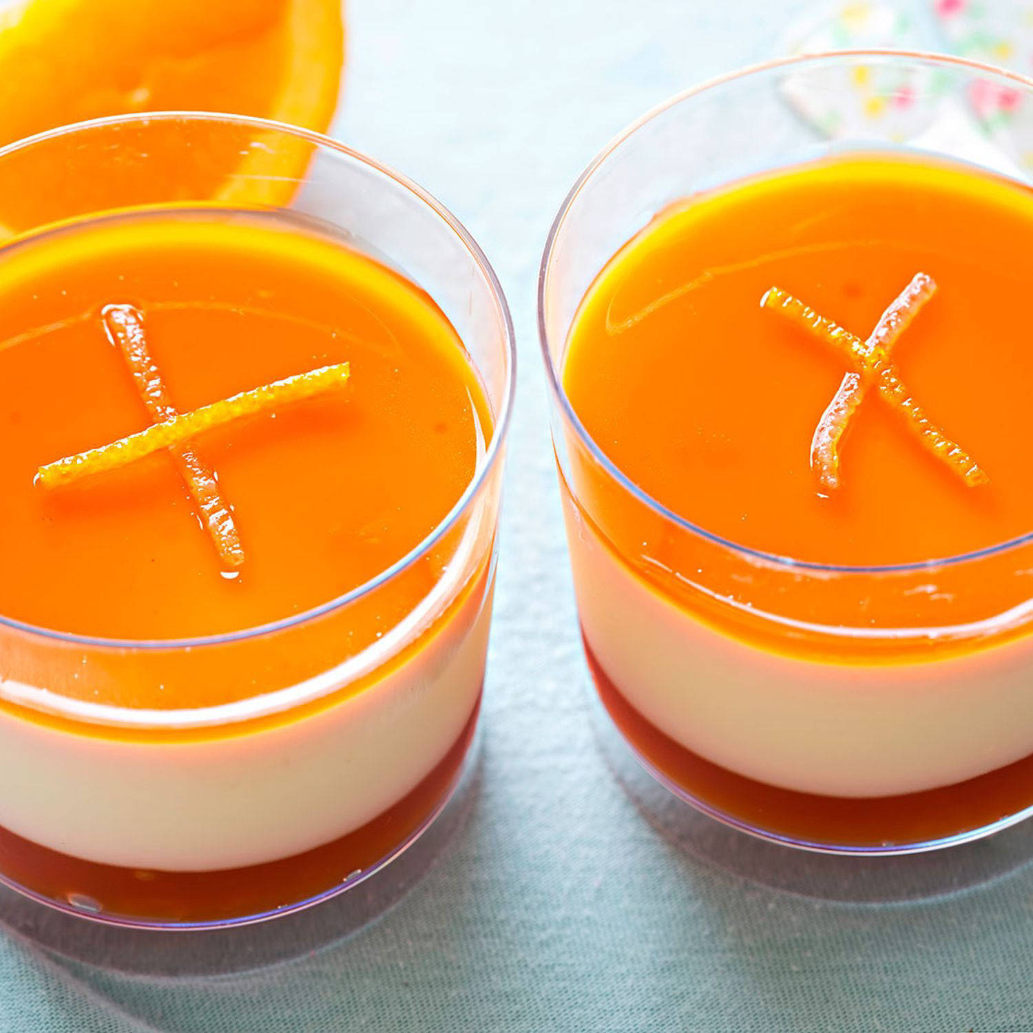 Serviervorschlag: Topfencreme mit Blutorangen und Basilikum im Glas