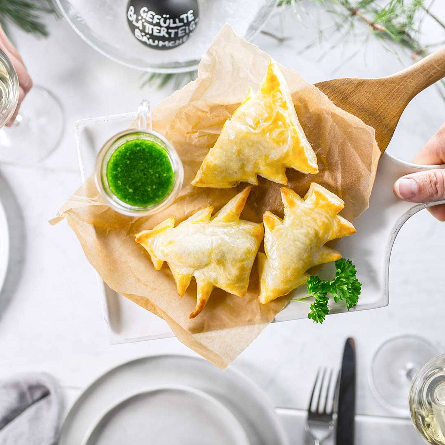 Serviervorschlag: Gefüllte Blätterteigbäumchen mit Hühnerfilets und Petersilienpesto