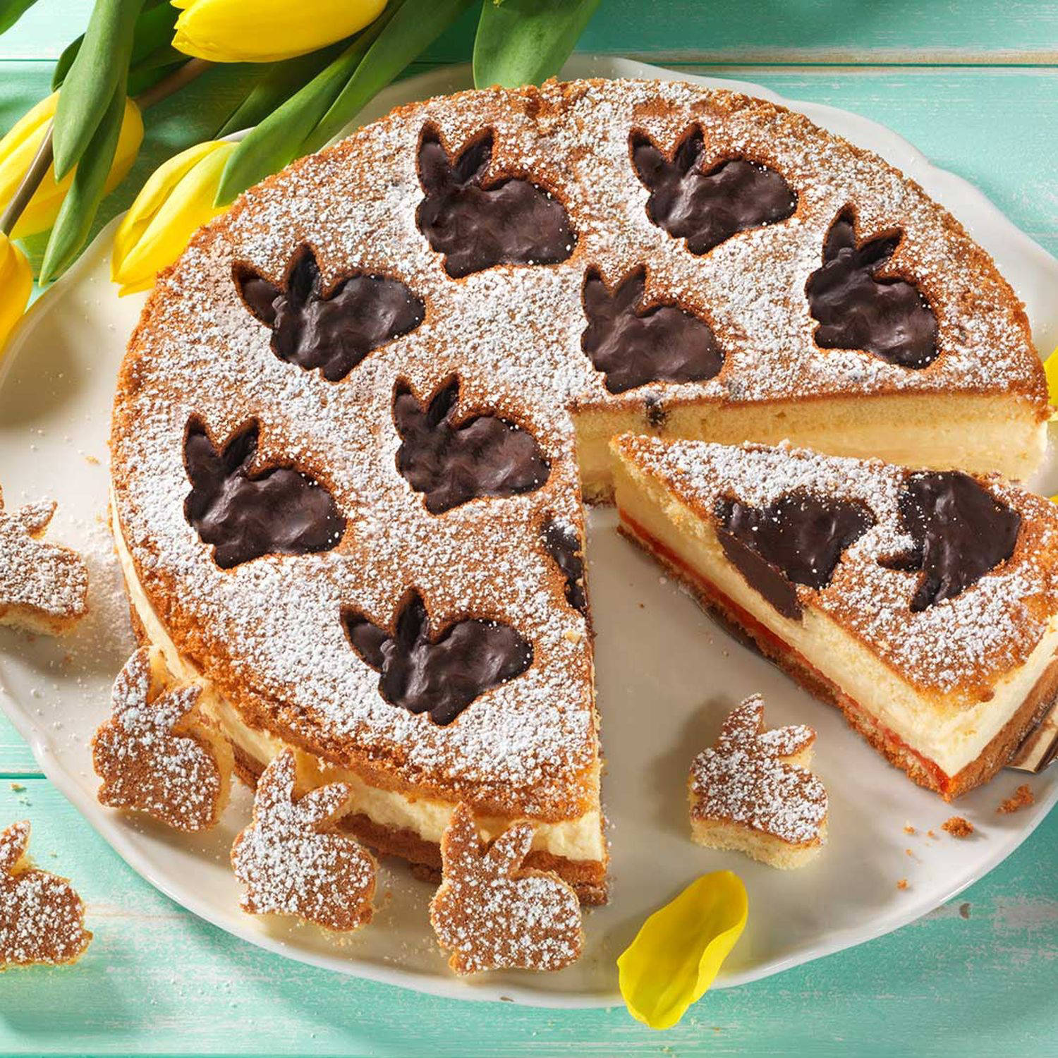Serviervorschlag: Eierlikörtorte mit Schokohäschen