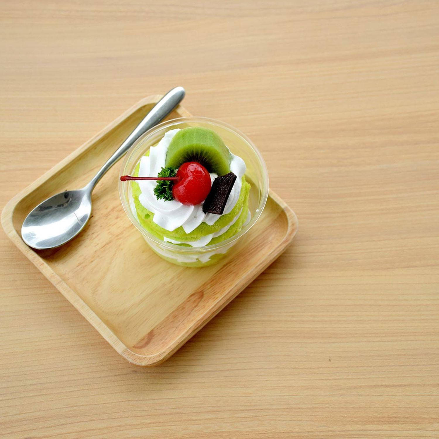 Serviervorschlag: Kiwi-Kuchen im Glas mit Puddingcreme