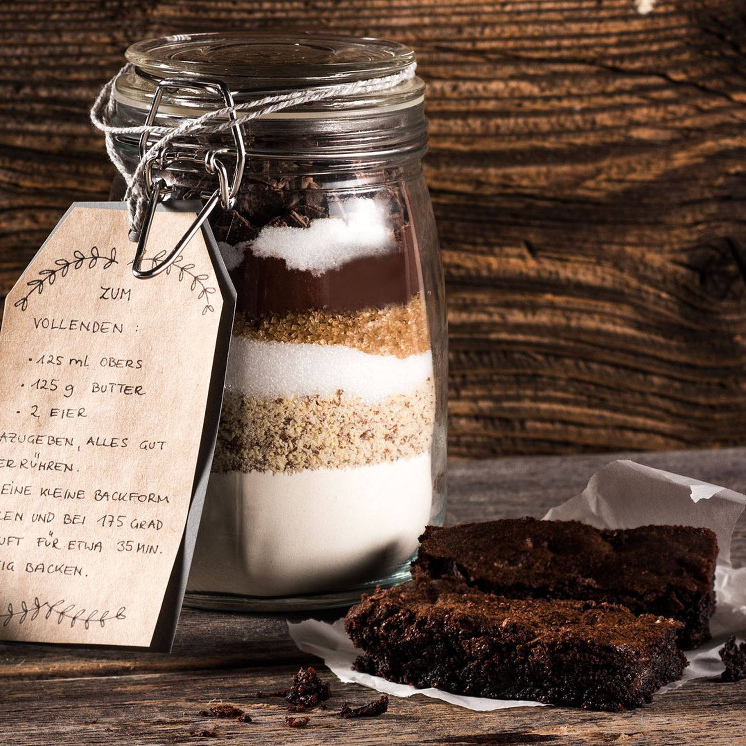 Serviervorschlag: Kuchen-Backmischung im Glas für Schoko-Brownies