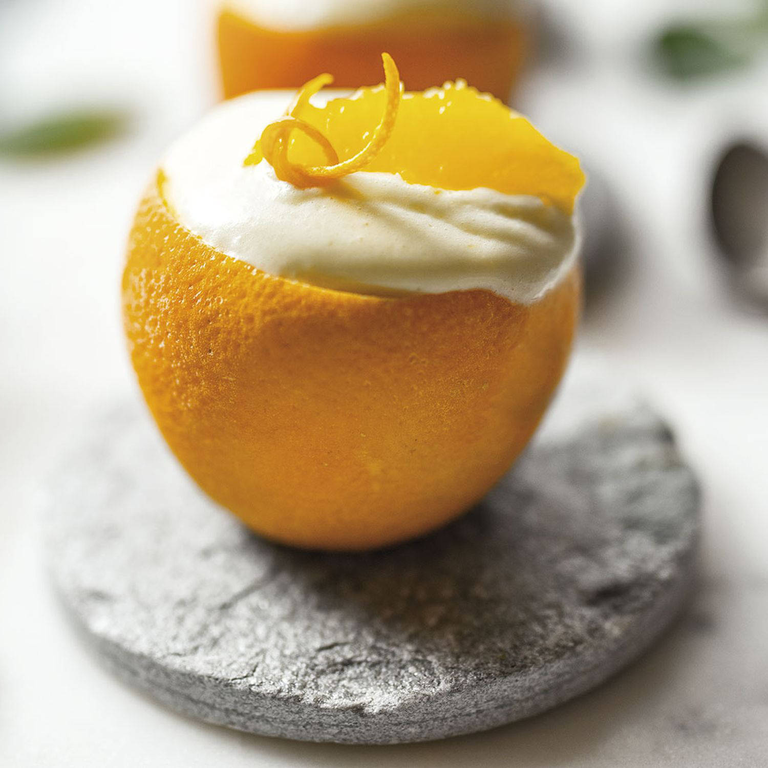 Serviervorschlag: Orangen-Parfait in Orangenschälchen