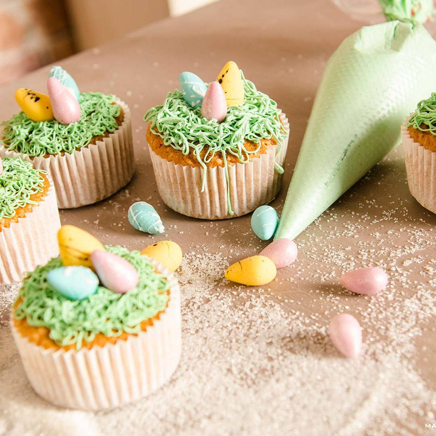 Serviervorschlag: Osternest-Cupcakes
