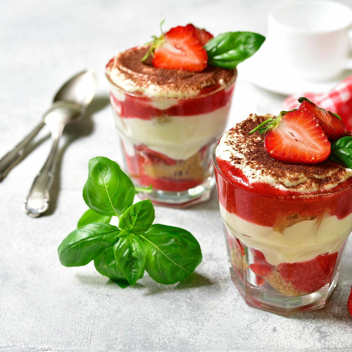 Erdbeer-Tiramisu mit Basilikum
