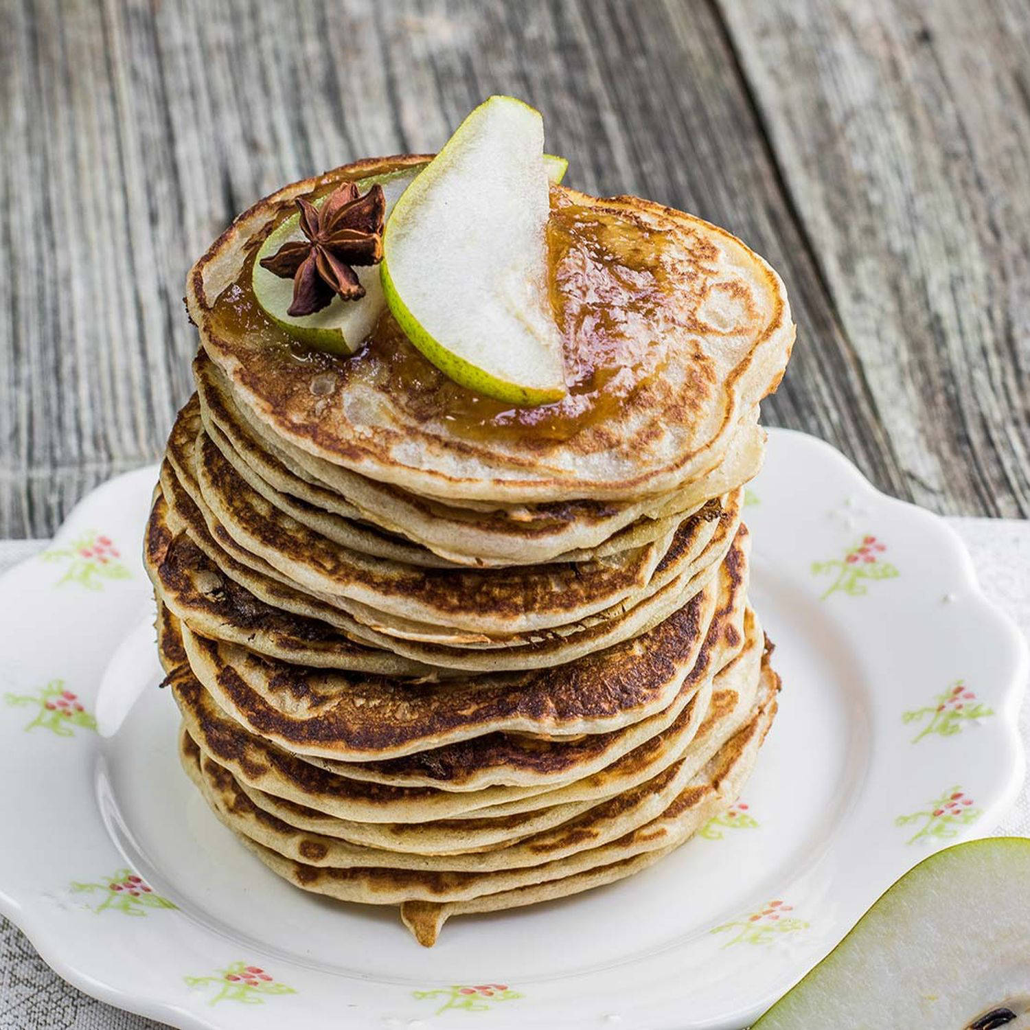 Serviervorschlag: Quinoa-Pancakes mit frischem Birnen-Kompott