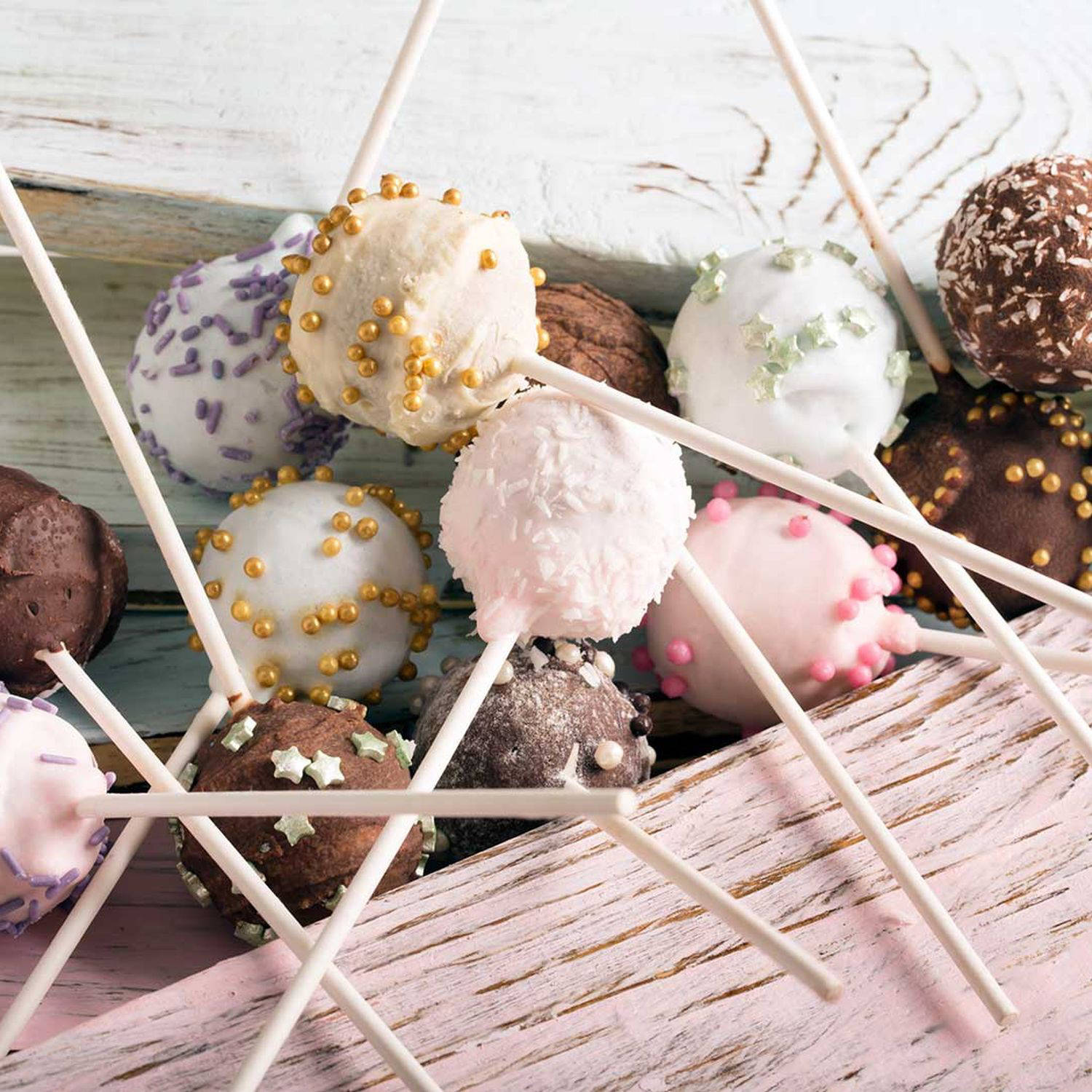 Serviervorschlag: Cake-Pops mit Dekor