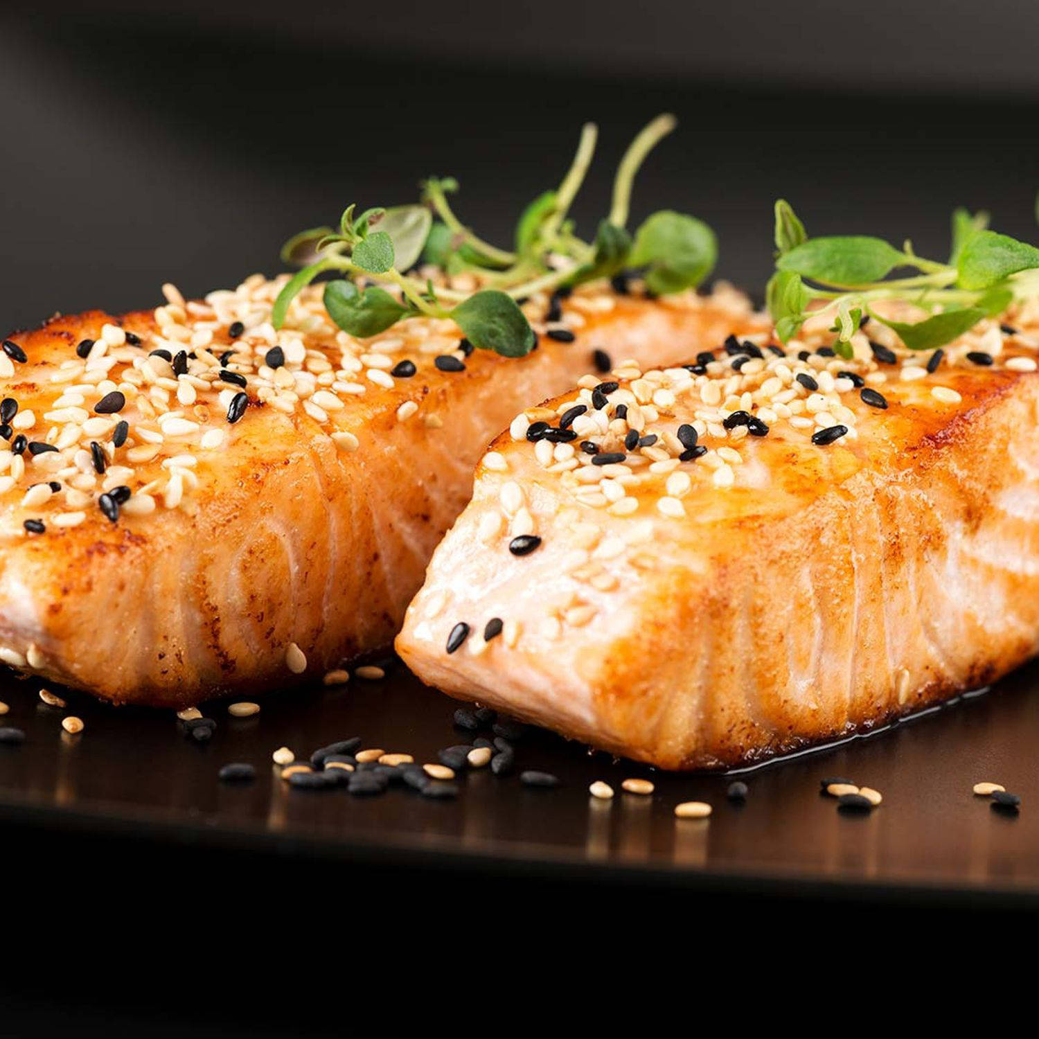 Serviervorschlag: Gebratener Lachs in Sesam paniert auf mariniertem Spargel