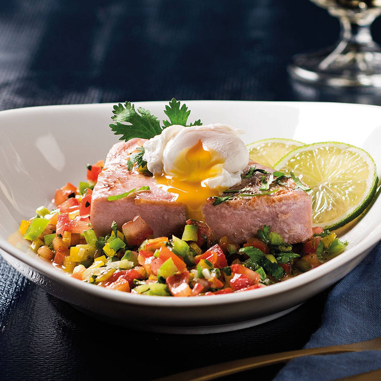 Gebratenes Thunfischsteak mit Jungzwiebelsalsa