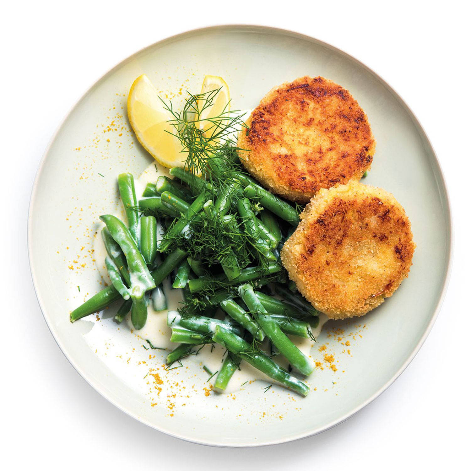Serviervorschlag: Kartoffel-Fischlaibchen mit Dill-Fisolen