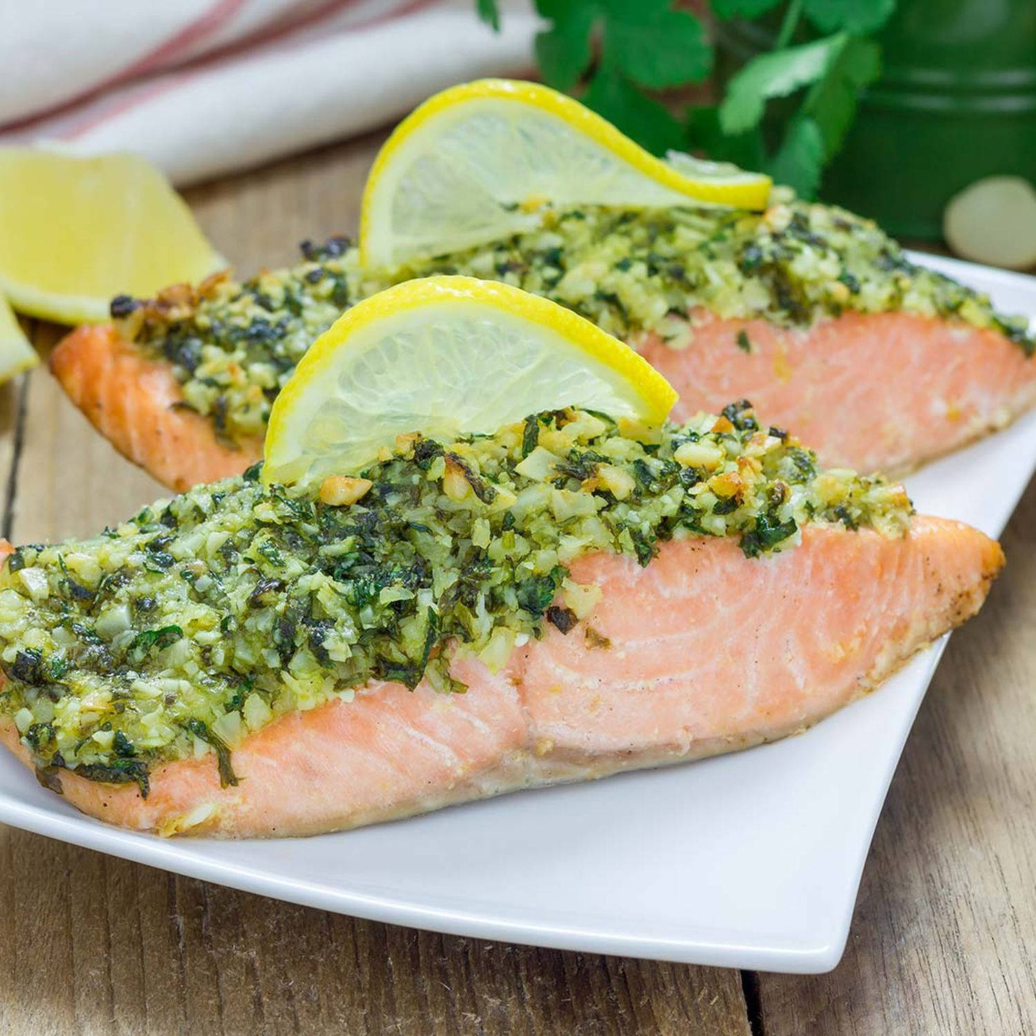 Serviervorschlag: Lachsfilet mit Bärlauchkruste