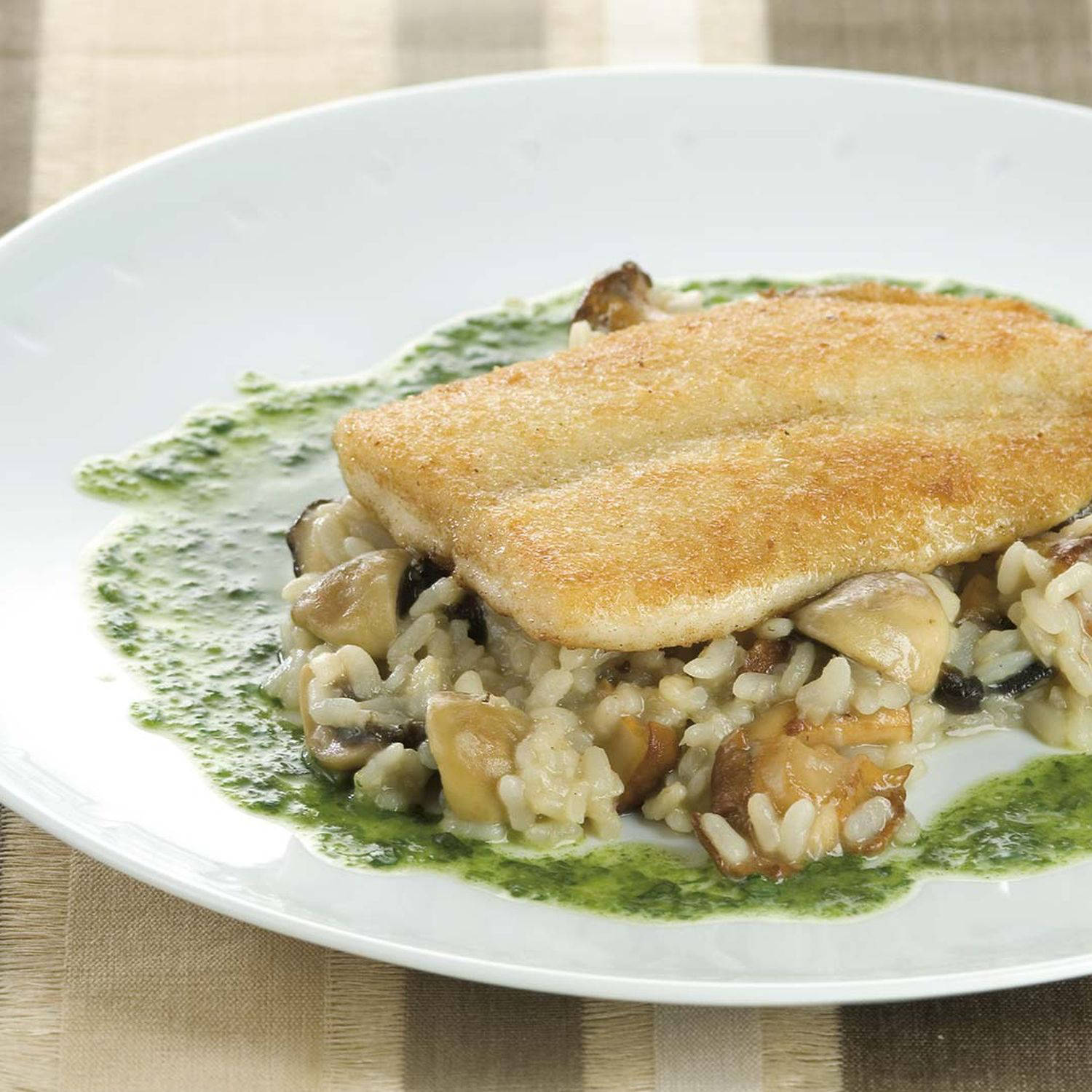 Serviervorschlag: Pangasius-Filet auf Schwammerlrisotto mit Spinatbutter