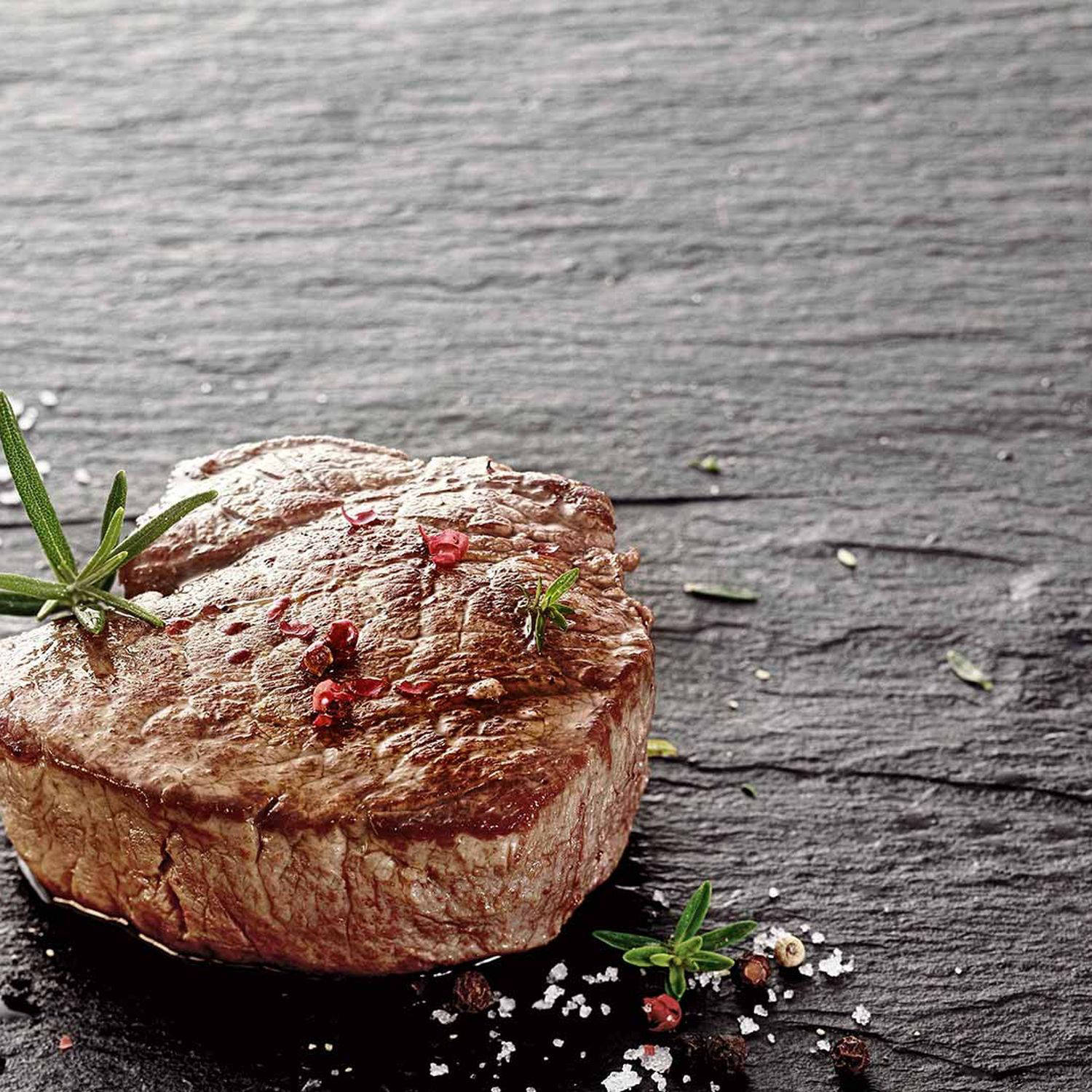 Serviervorschlag: Pfeffersteak mit Zucchinipuffer, Ofenkirschtomaten und buntem Frühlingssalat