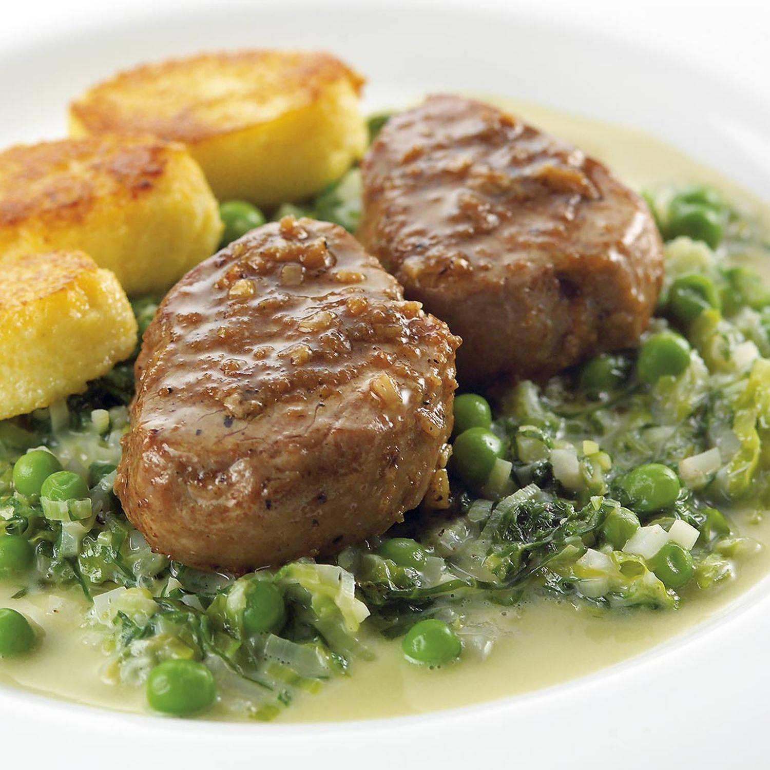 Serviervorschlag: Schweinesteaks auf Kochsalat mit Polentapralinen