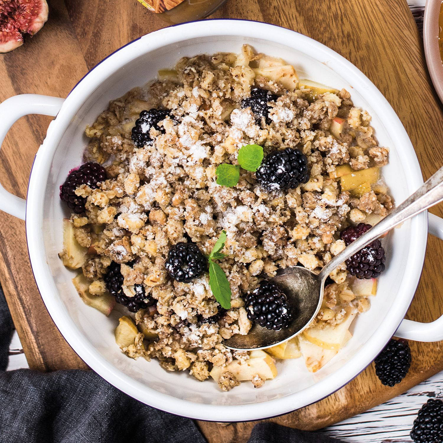 Serviervorschlag: Apfel-Beeren-Frühstückscrumble