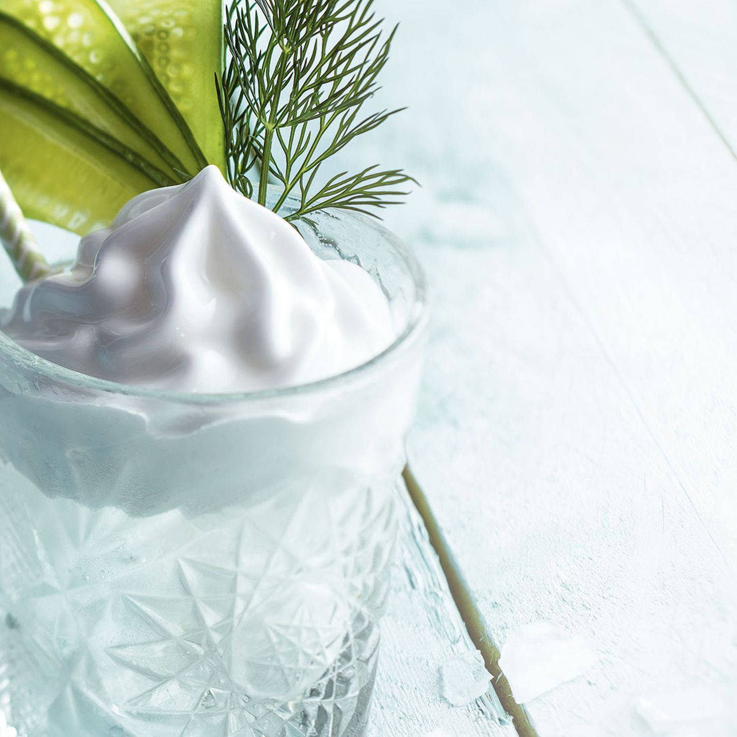 Serviervorschlag: Gin Fizz mit Gurken-Dill-Espuma