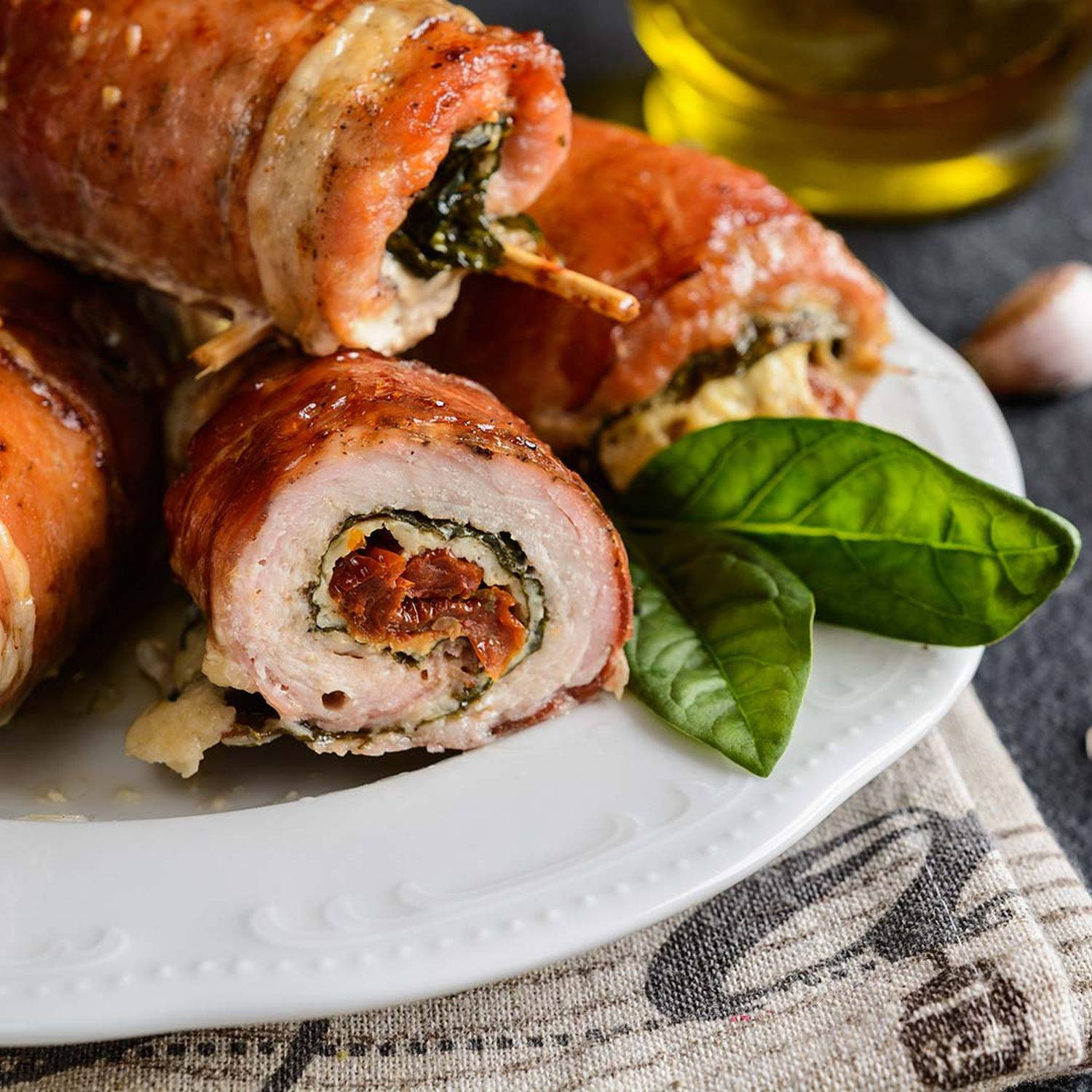 Serviervorschlag: Gefülltes Schweinefilet im Specknetz mit Knoblauch-Parmesan-Kartoffelwedges