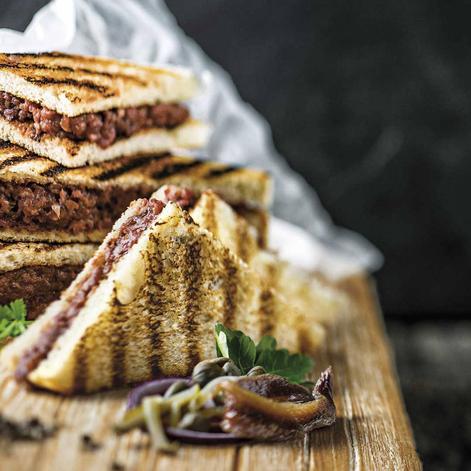 Gegrilltes Beef-Tartar-Sandwich