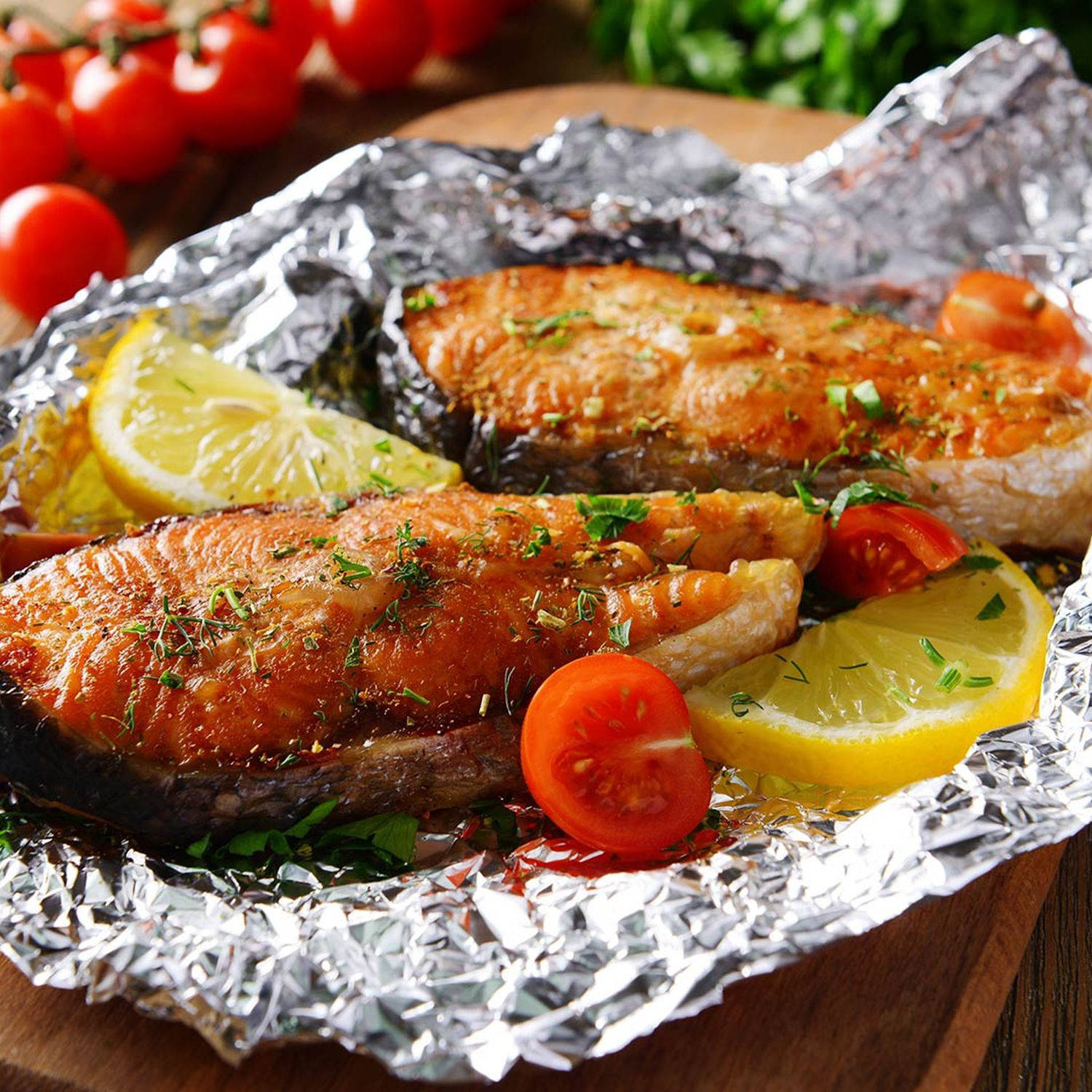 Serviervorschlag: Lachs in Alufolie Asia- oder Toskana-Style