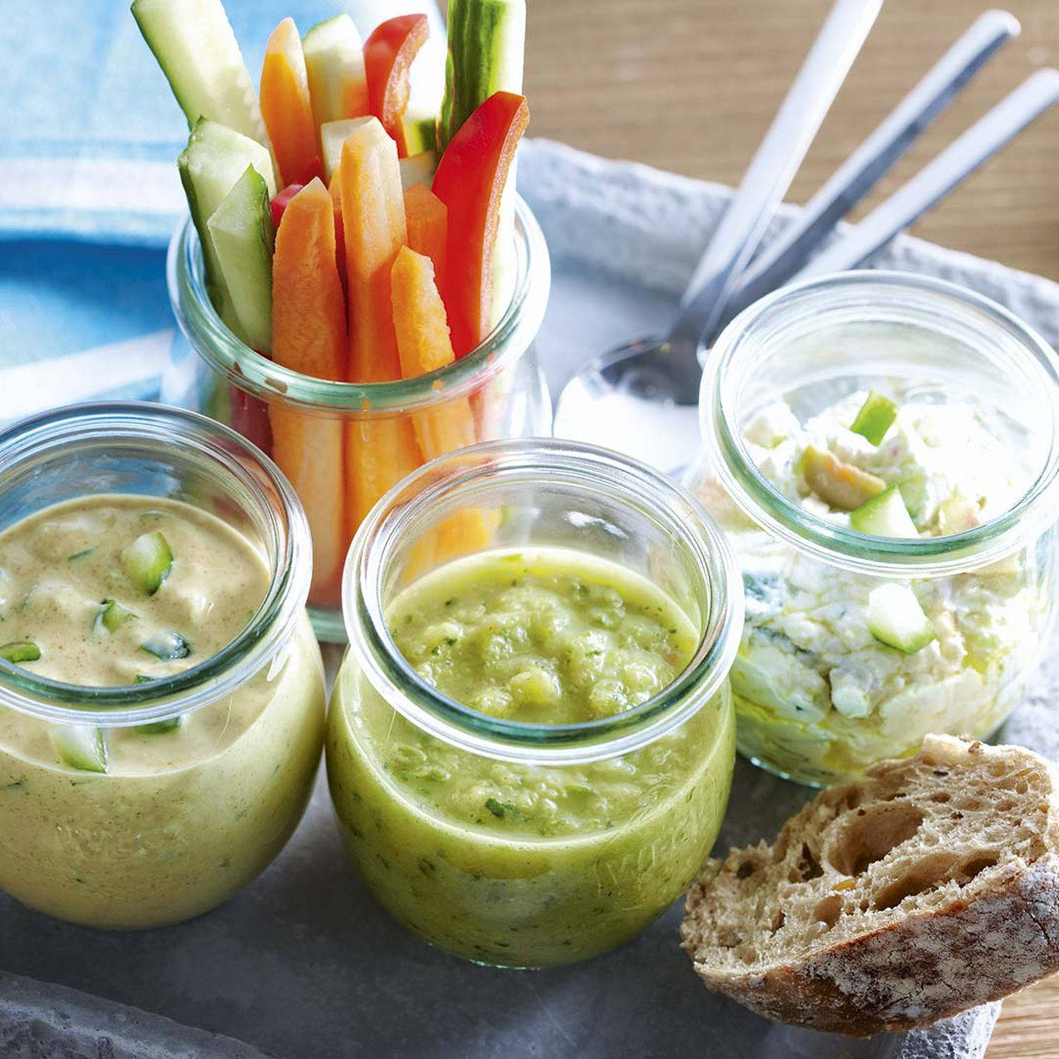 Serviervorschlag: Dreierlei Dips von der Gurke mit Rohkost-Gemüsesticks