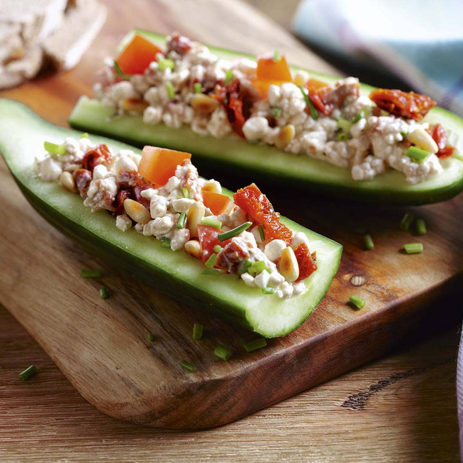 Serviervorschlag: Gefüllte Gurken mit Cottage Cheese und Tomaten