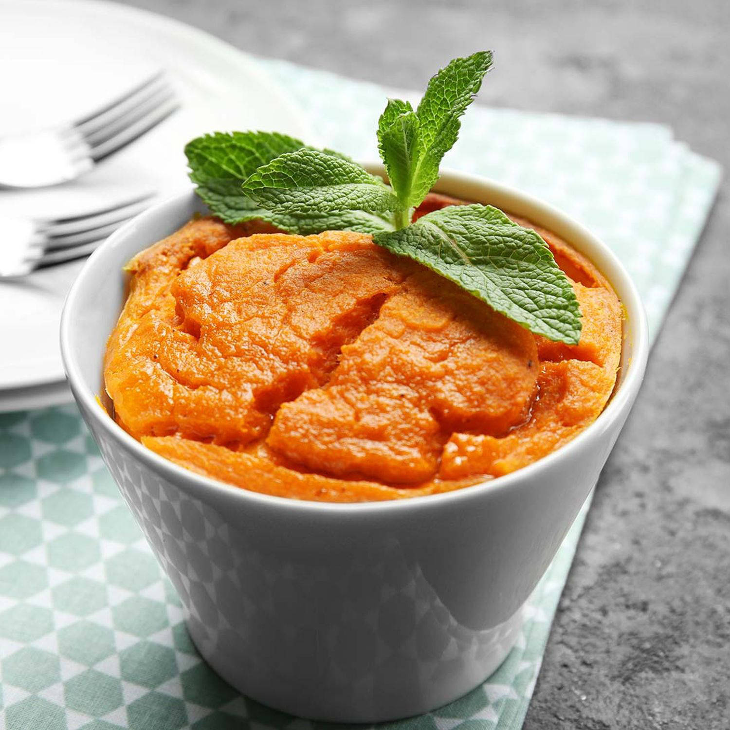Serviervorschlag: Karotten-Soufflé mit Feldsalat