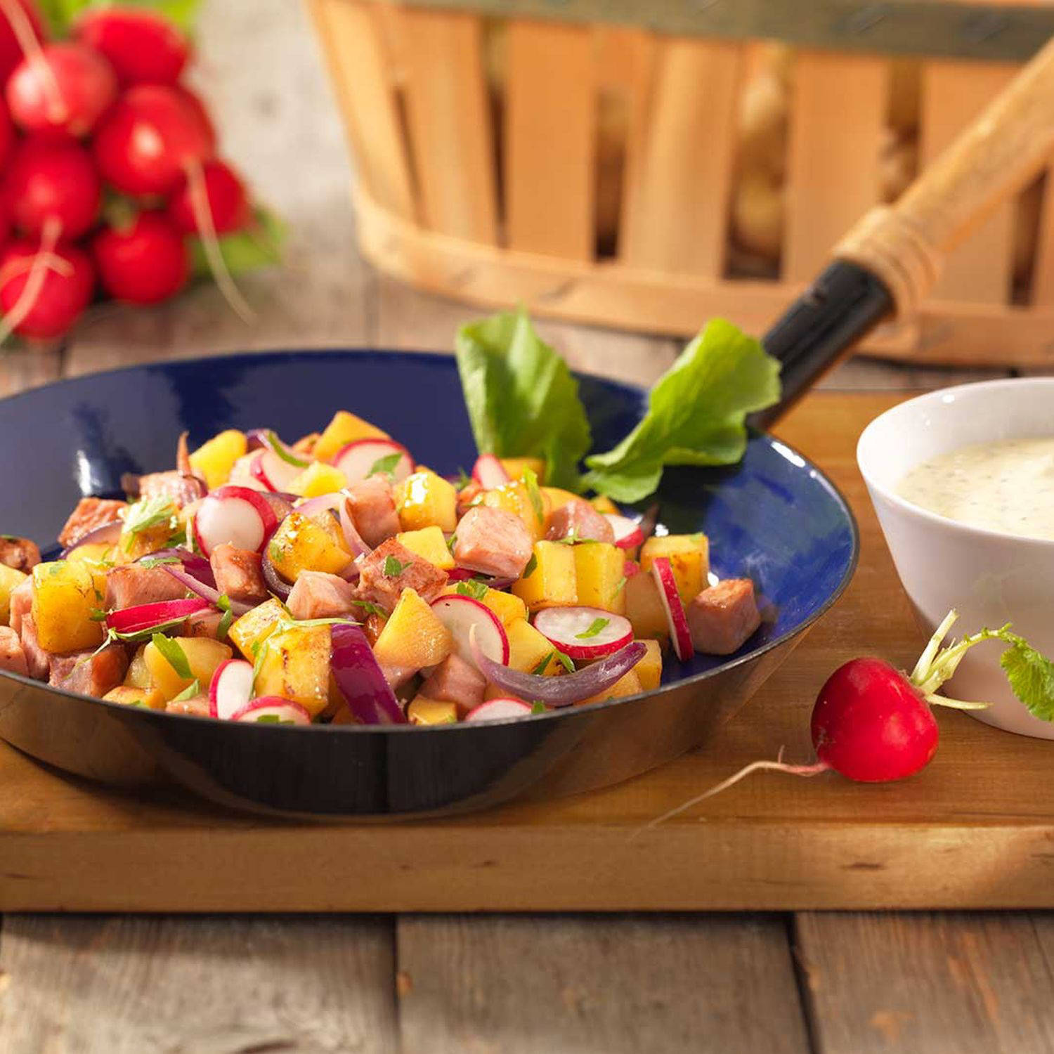 Serviervorschlag: Kartoffelgröstl mit Teilsamem und Senfjoghurt