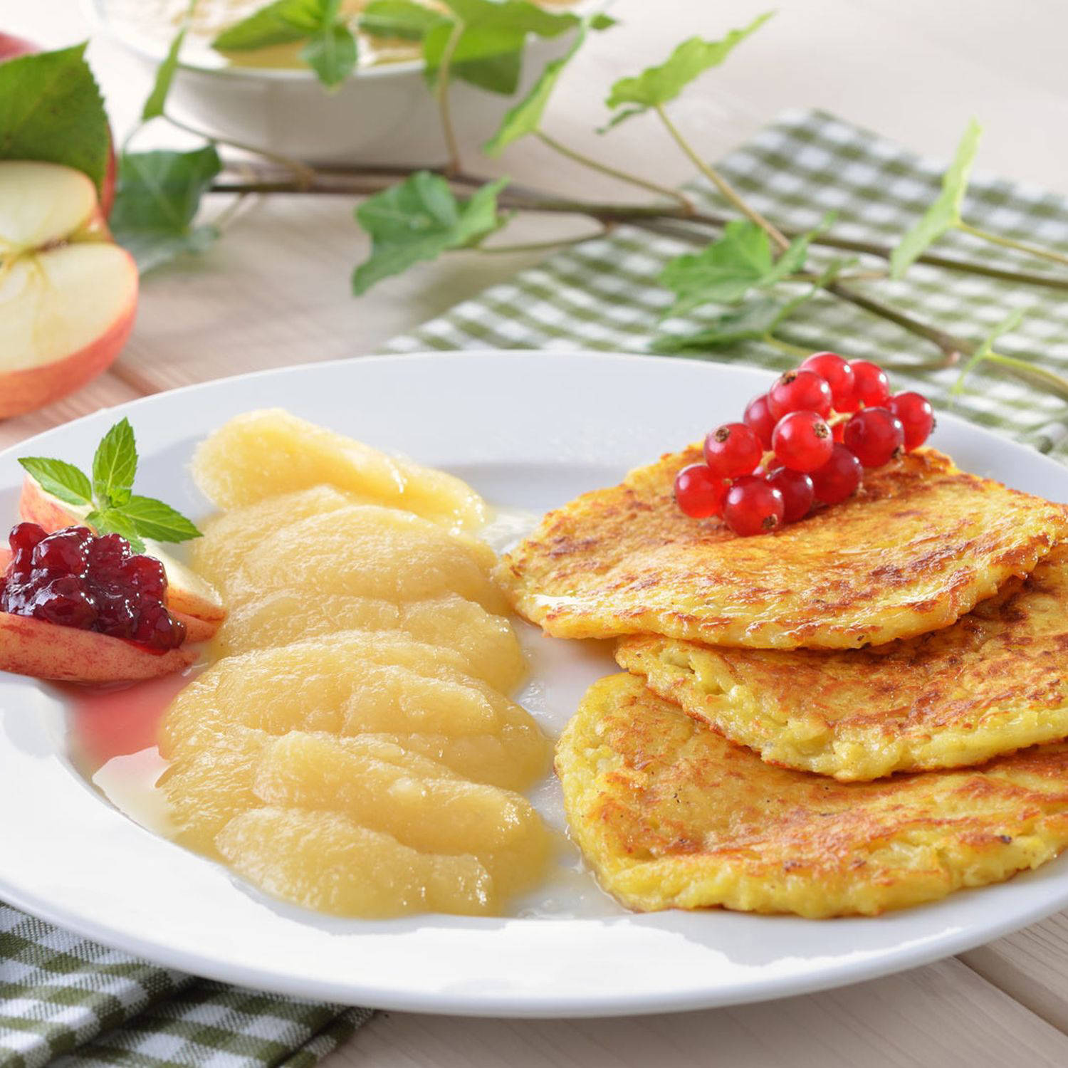 Serviervorschlag: Kartoffelpuffer mit Apfelmus
