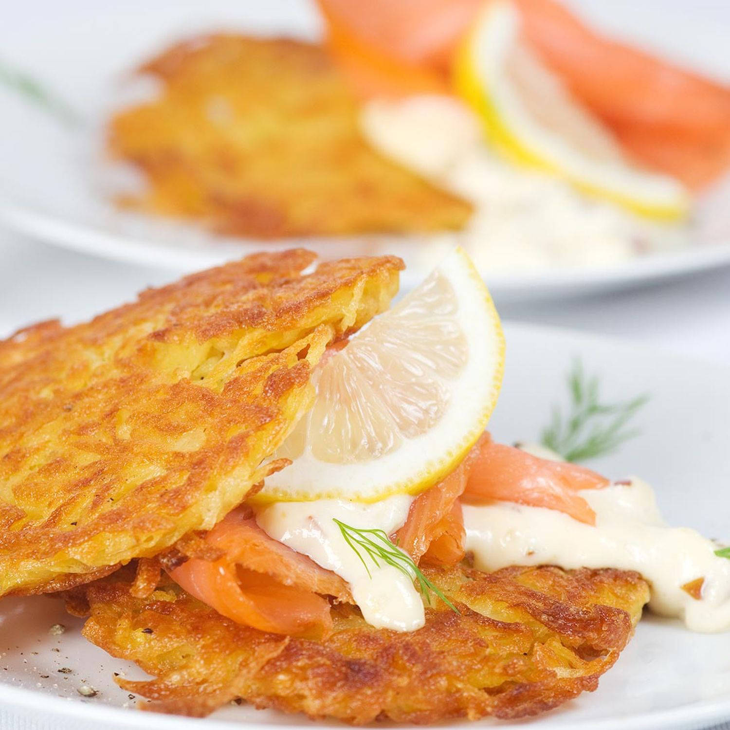 Serviervorschlag: Kartoffelrösti mit Räucherlachs und Senf-Honigsauce
