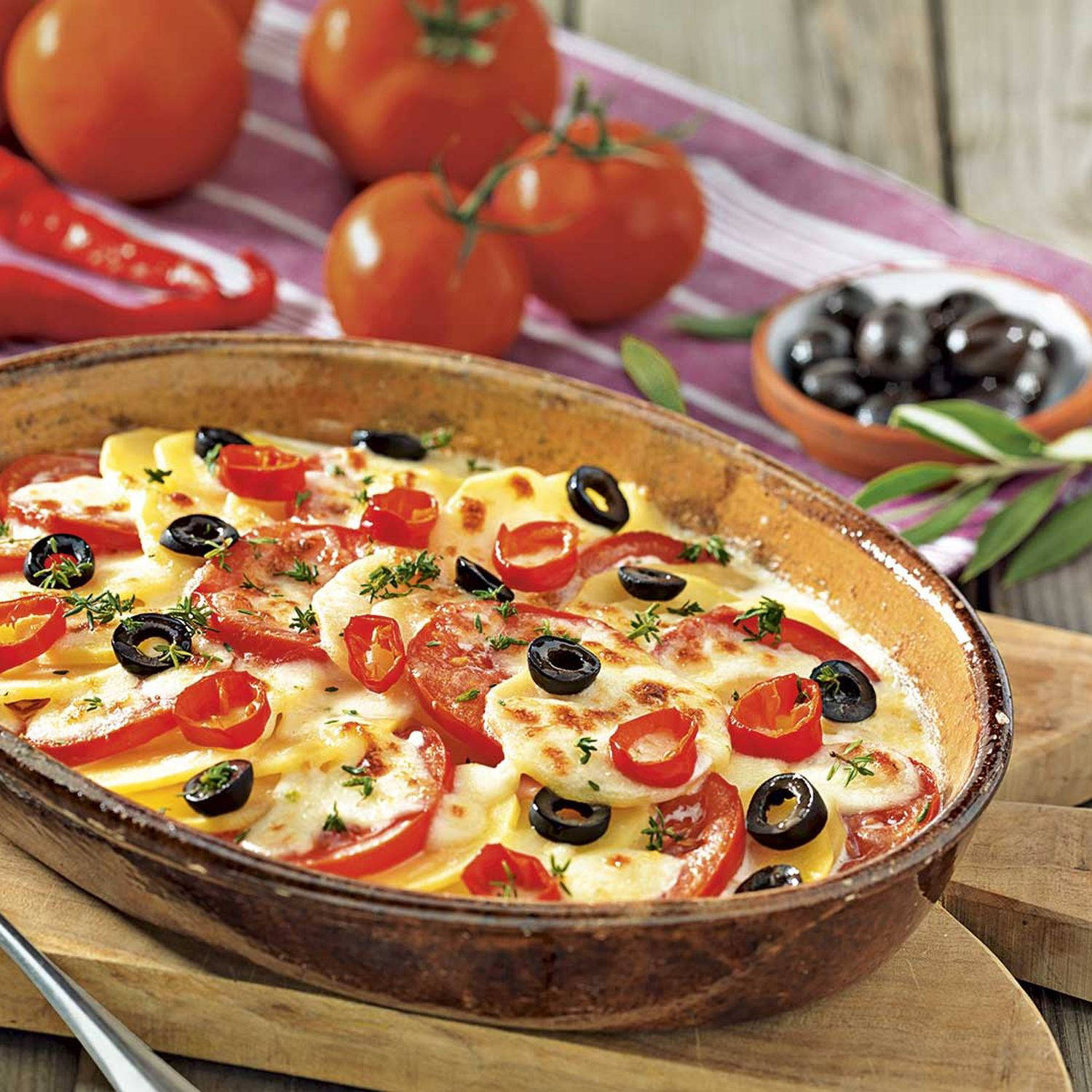 Serviervorschlag: Mediterranes Kartoffelgratin mit Oliven, Tomaten und Peperoni